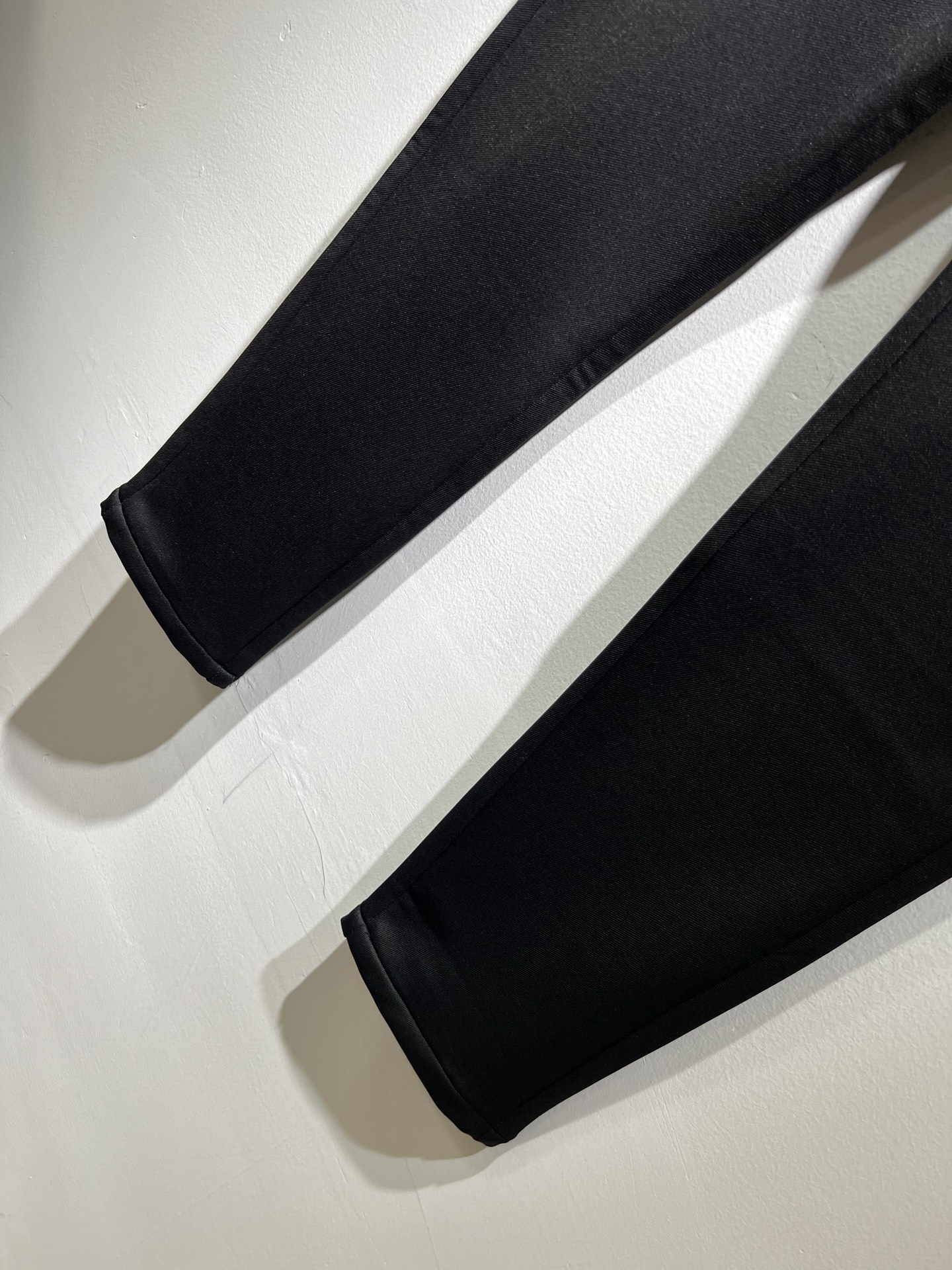 BURBER*Y巴*莉 2025秋冬新款男士休闲裤！简约百搭款，不挑人穿，腰部松紧抽绳设计！标志logo