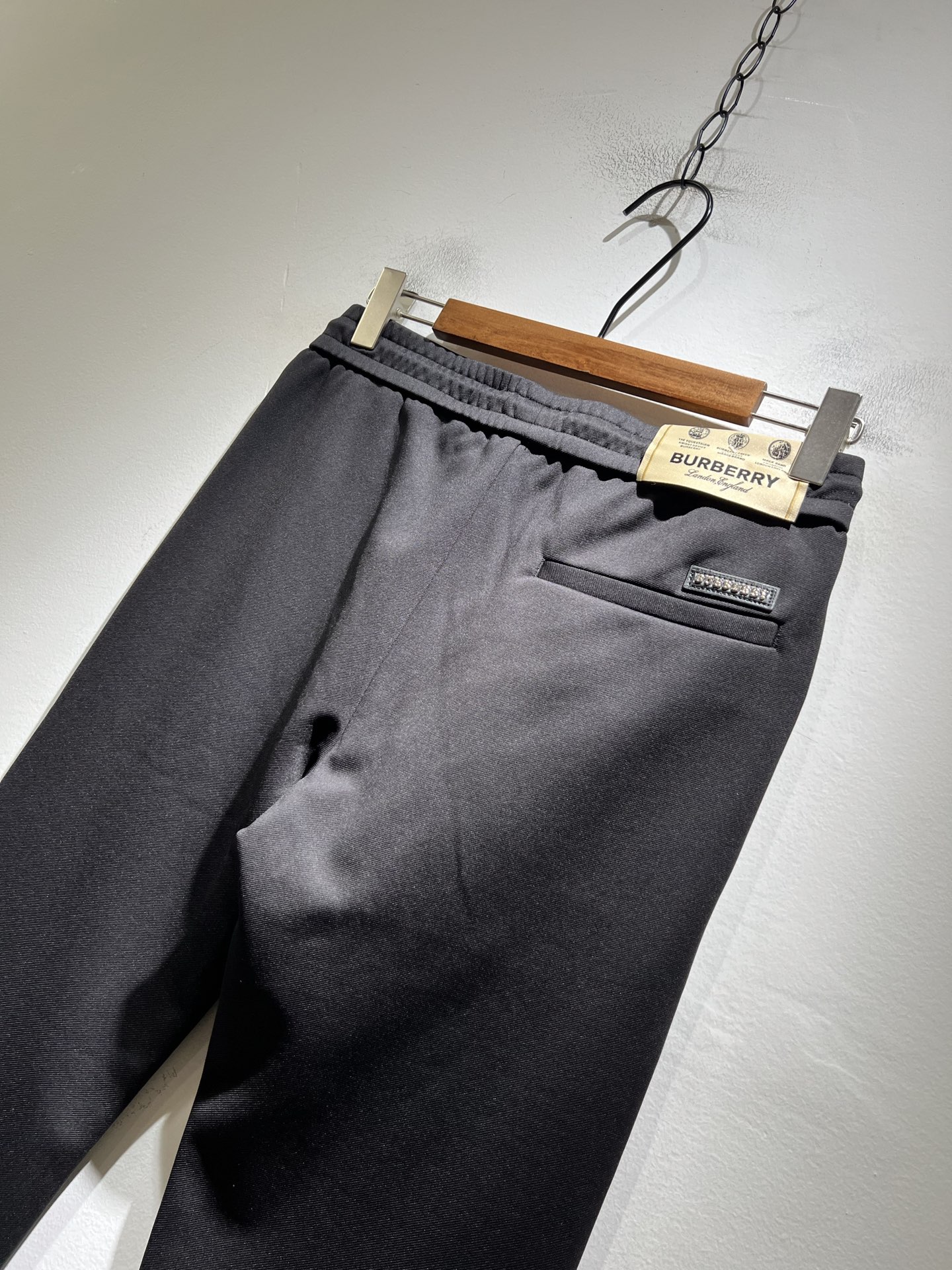 BURBER*Y巴*莉 2025秋冬新款男士休闲裤！简约百搭款，不挑人穿，腰部松紧抽绳设计！标志logo