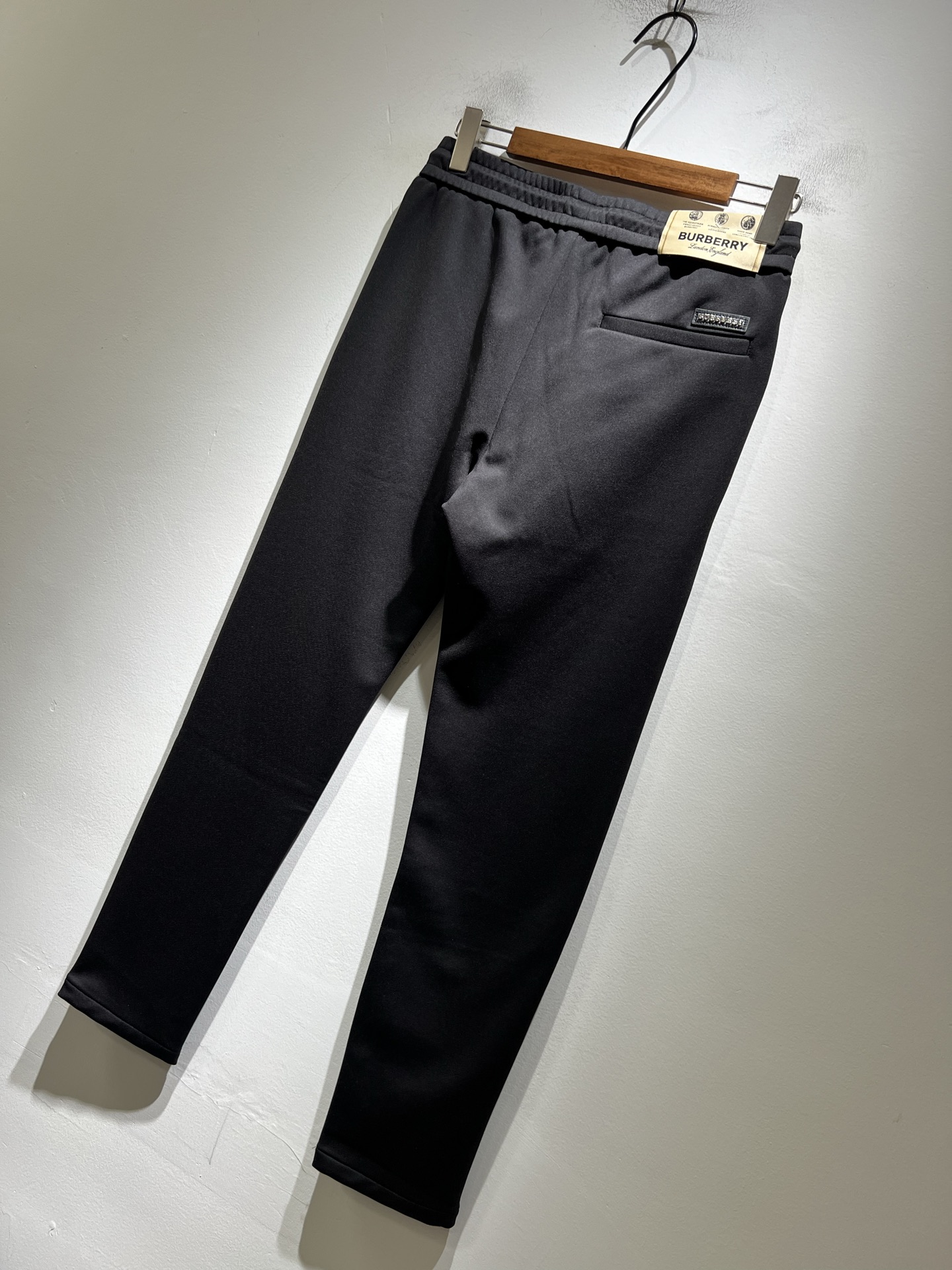 BURBER*Y巴*莉 2025秋冬新款男士休闲裤！简约百搭款，不挑人穿，腰部松紧抽绳设计！标志logo