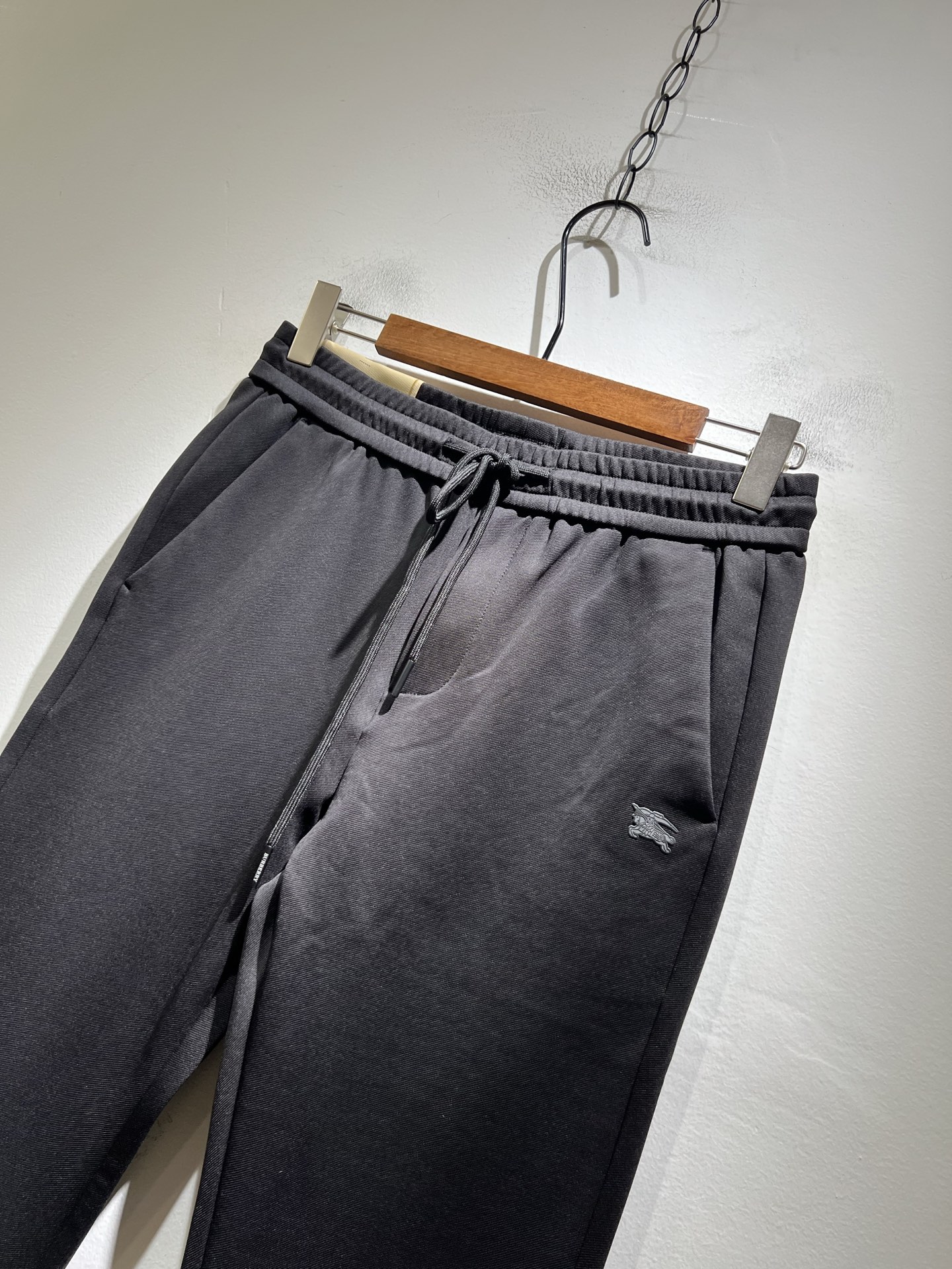 BURBER*Y巴*莉 2025秋冬新款男士休闲裤！简约百搭款，不挑人穿，腰部松紧抽绳设计！标志logo