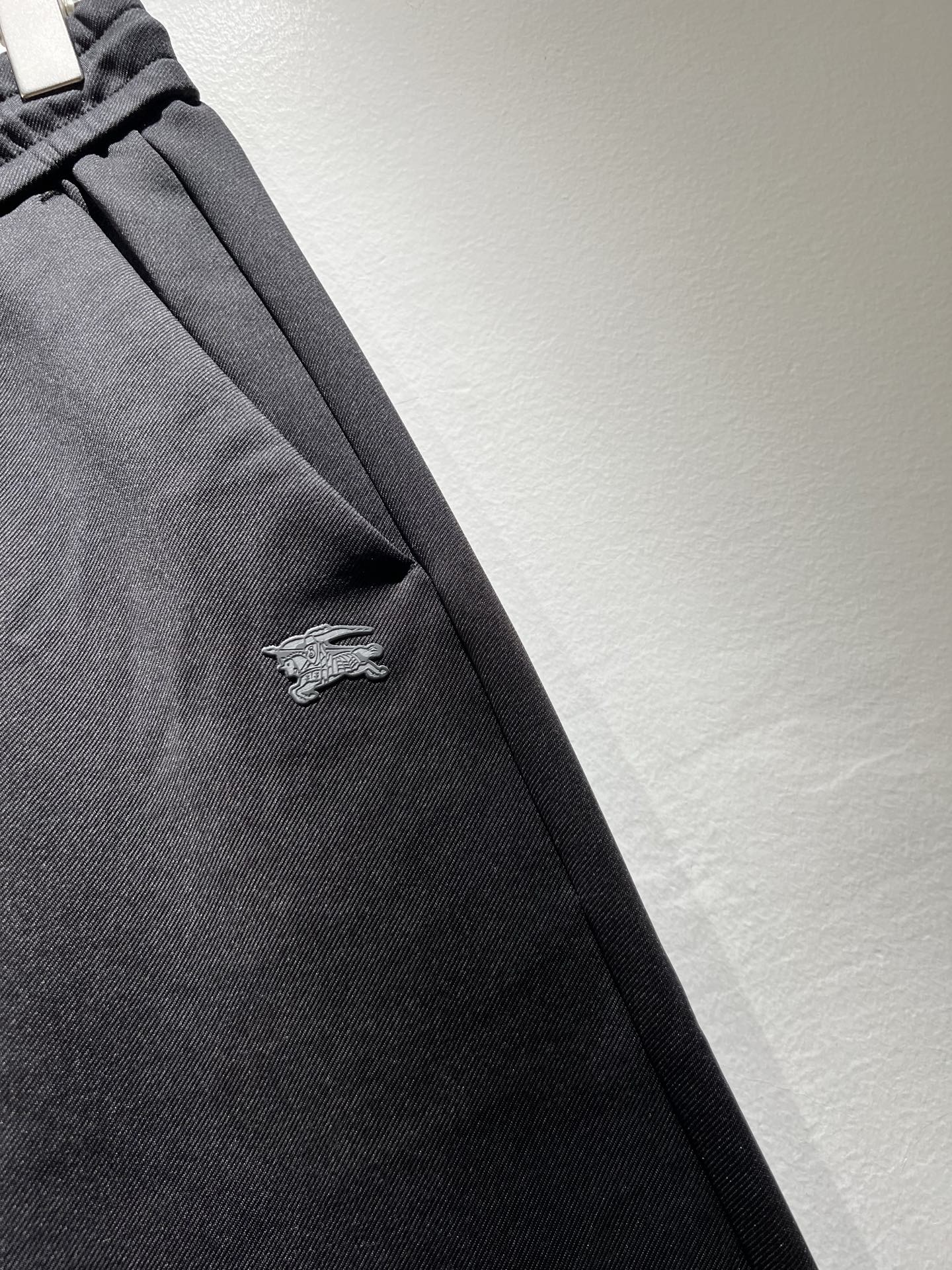 BURBER*Y巴*莉 2025秋冬新款男士休闲裤！简约百搭款，不挑人穿，腰部松紧抽绳设计！标志logo