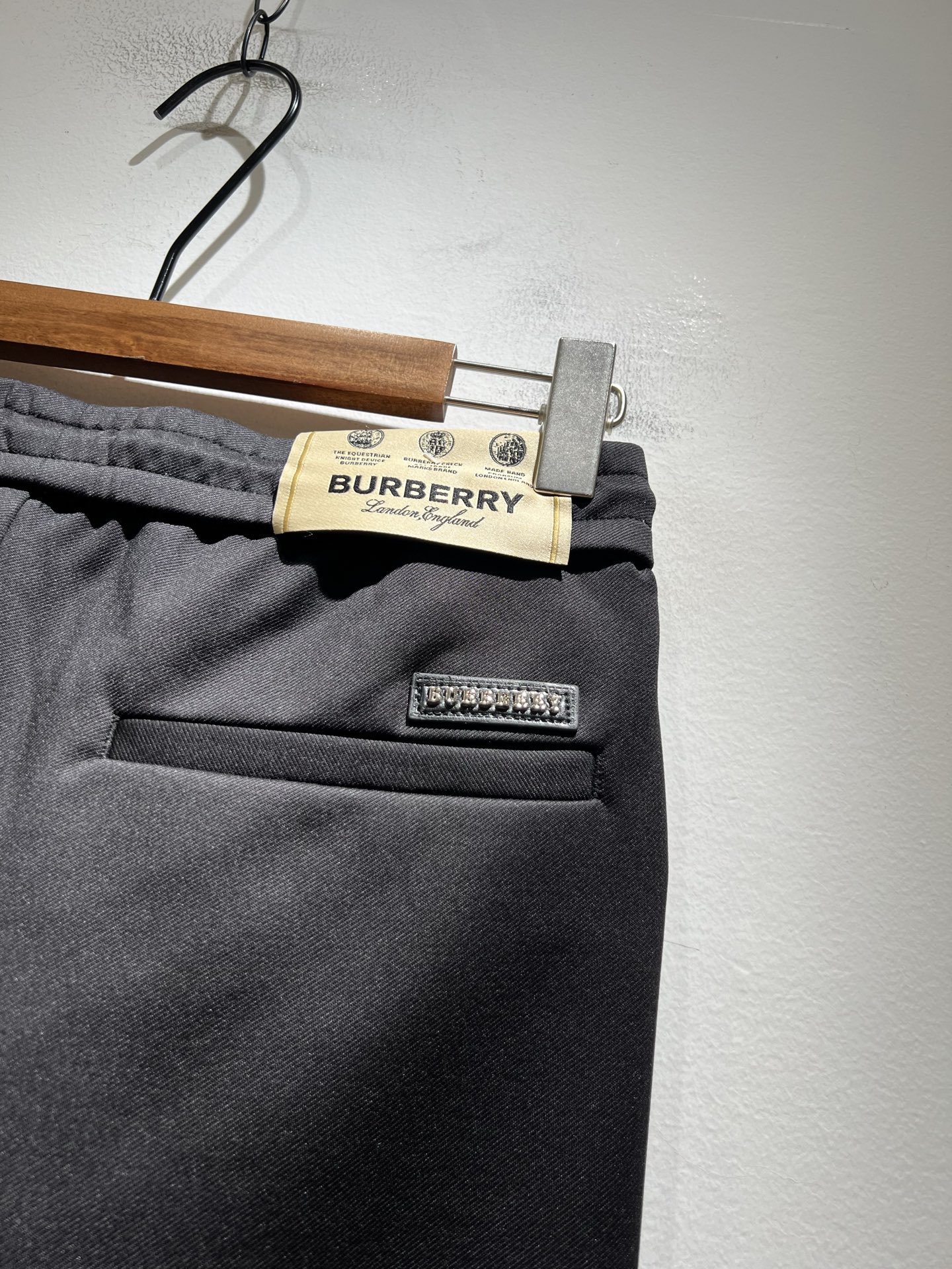 BURBER*Y巴*莉 2025秋冬新款男士休闲裤！简约百搭款，不挑人穿，腰部松紧抽绳设计！标志logo