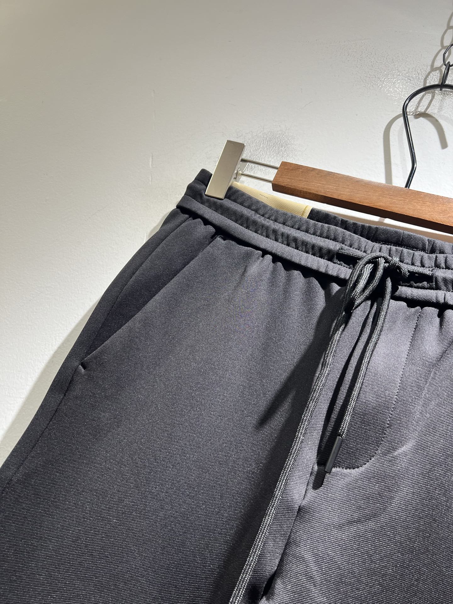 BURBER*Y巴*莉 2025秋冬新款男士休闲裤！简约百搭款，不挑人穿，腰部松紧抽绳设计！标志logo