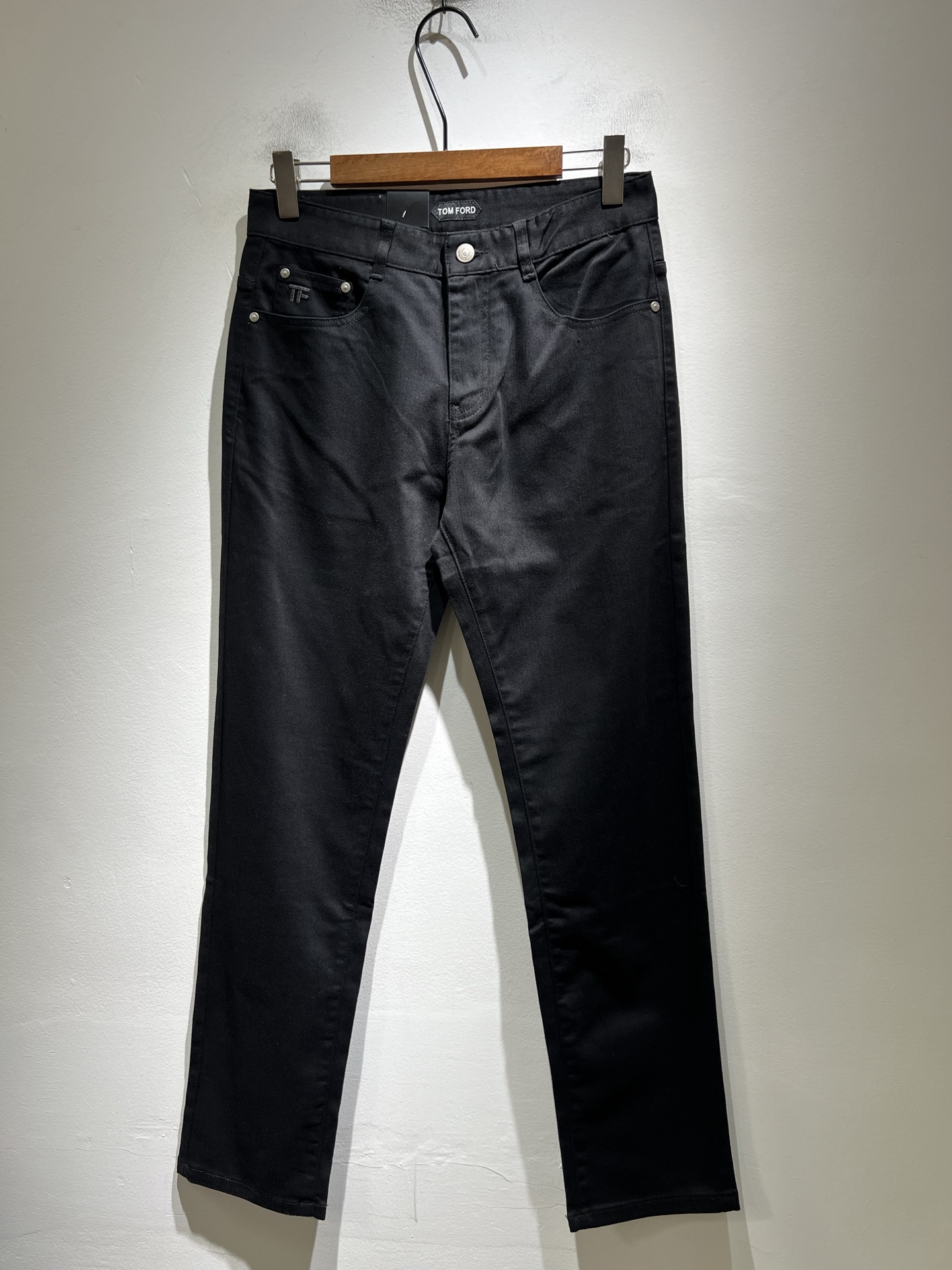 NO:608284,TOM FORD Tom Ford's 2025 autumn and winter new men's casual pants, the latest trade orders, complete products!  The upper body is comfortable and breathable, not stiff, and the overall body has a rich three-dimensional sense. Quality export order, customized exclusive spandex cotton fabric!  The imported raw materials and fabrics are tailored to meet the simple needs of commuters. The upper body effect is very good, slimming, and not picky about the figure. The fabric workmanship... is impeccable. Good craftsmanship and good fabrics can make you wear a good taste. It is a must-have item for everyone!  Size 30-40,,tom ford,alexander wang19860909TOM FORD 汤姆福特 2025秋冬新品男士休闲裤,最新的贸易订单全品相！上身舒适透气,不僵硬,整体有着丰富的立体感,品质出口订单,定制专属氨纶棉面料！进口原料面料剪裁,满足通勤人们对于着装的简约需求,上身效果很好,显瘦,不挑剔身材.面料做工....无可挑剔,好工艺好面料才能穿出好品味一款,人手必备单品！尺码30-40,,tom ford,alexander wang,Men's clothing