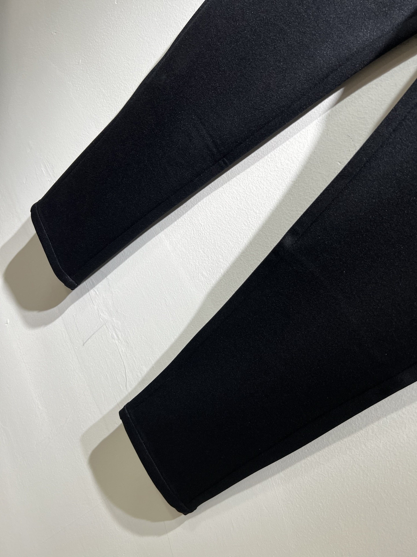 Loro Piana诺悠翩雅 2025秋冬新品男士休闲裤，最新的贸易订单全品相！！网红款！裤腿刺绣log