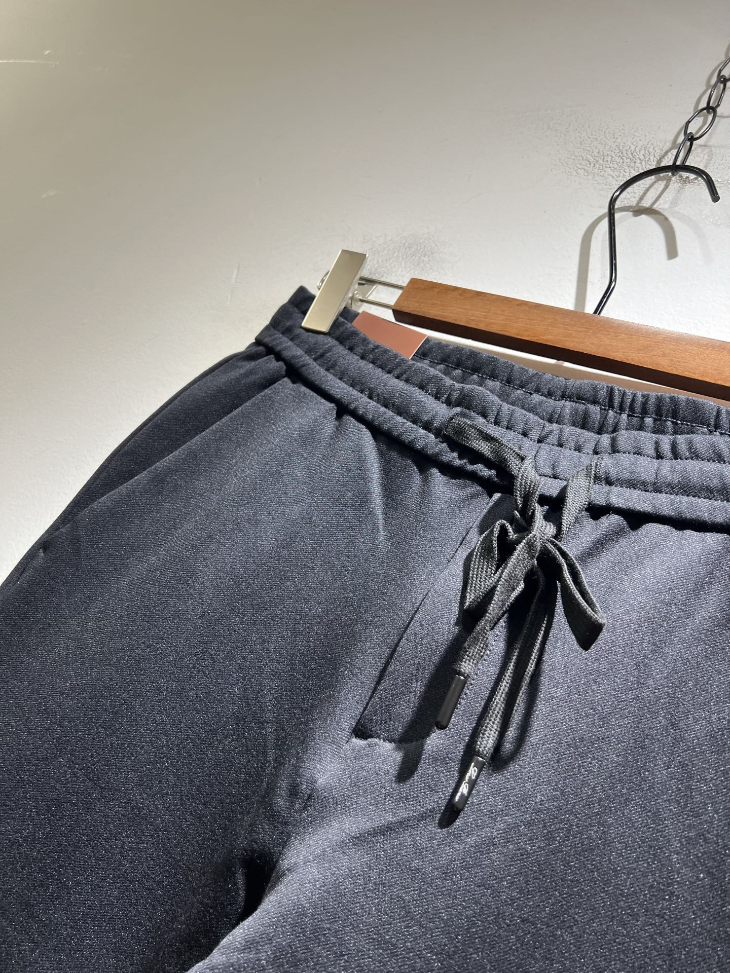 Loro Piana诺悠翩雅 2025秋冬新品男士休闲裤，最新的贸易订单全品相！！网红款！裤腿刺绣log