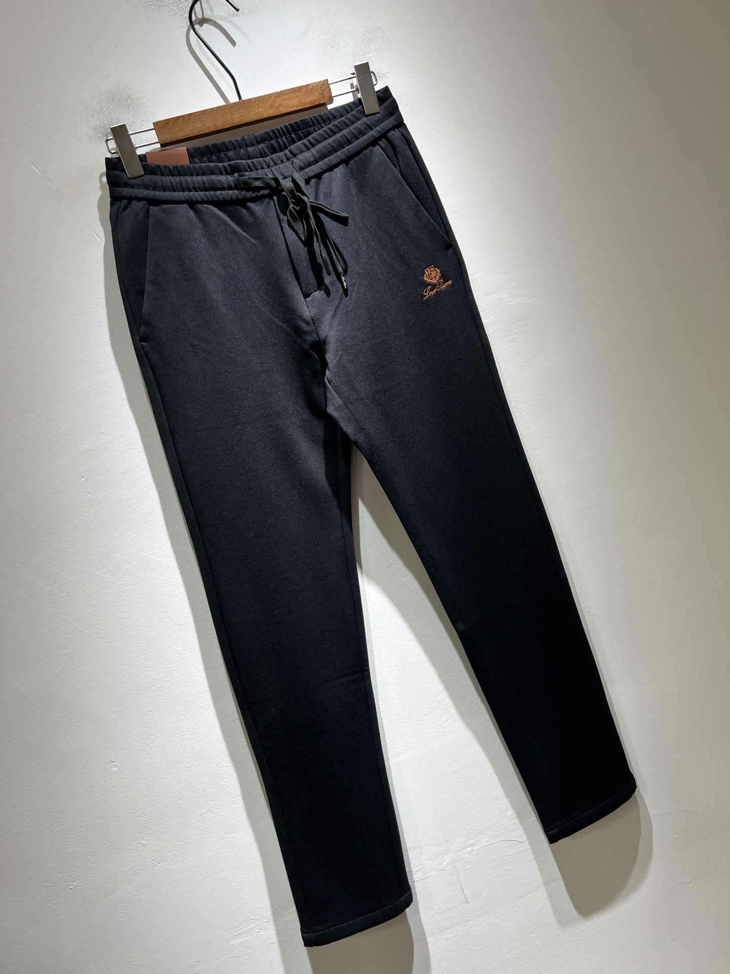 Loro Piana诺悠翩雅 2025秋冬新品男士休闲裤，最新的贸易订单全品相！！网红款！裤腿刺绣log