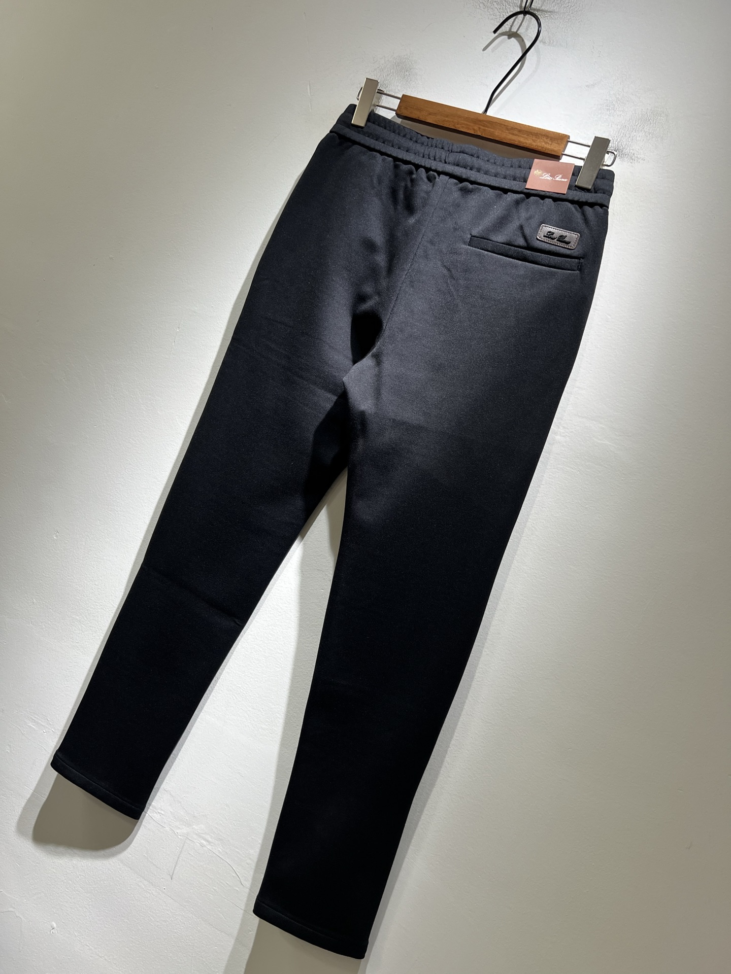 Loro Piana诺悠翩雅 2025秋冬新品男士休闲裤，最新的贸易订单全品相！！网红款！裤腿刺绣log