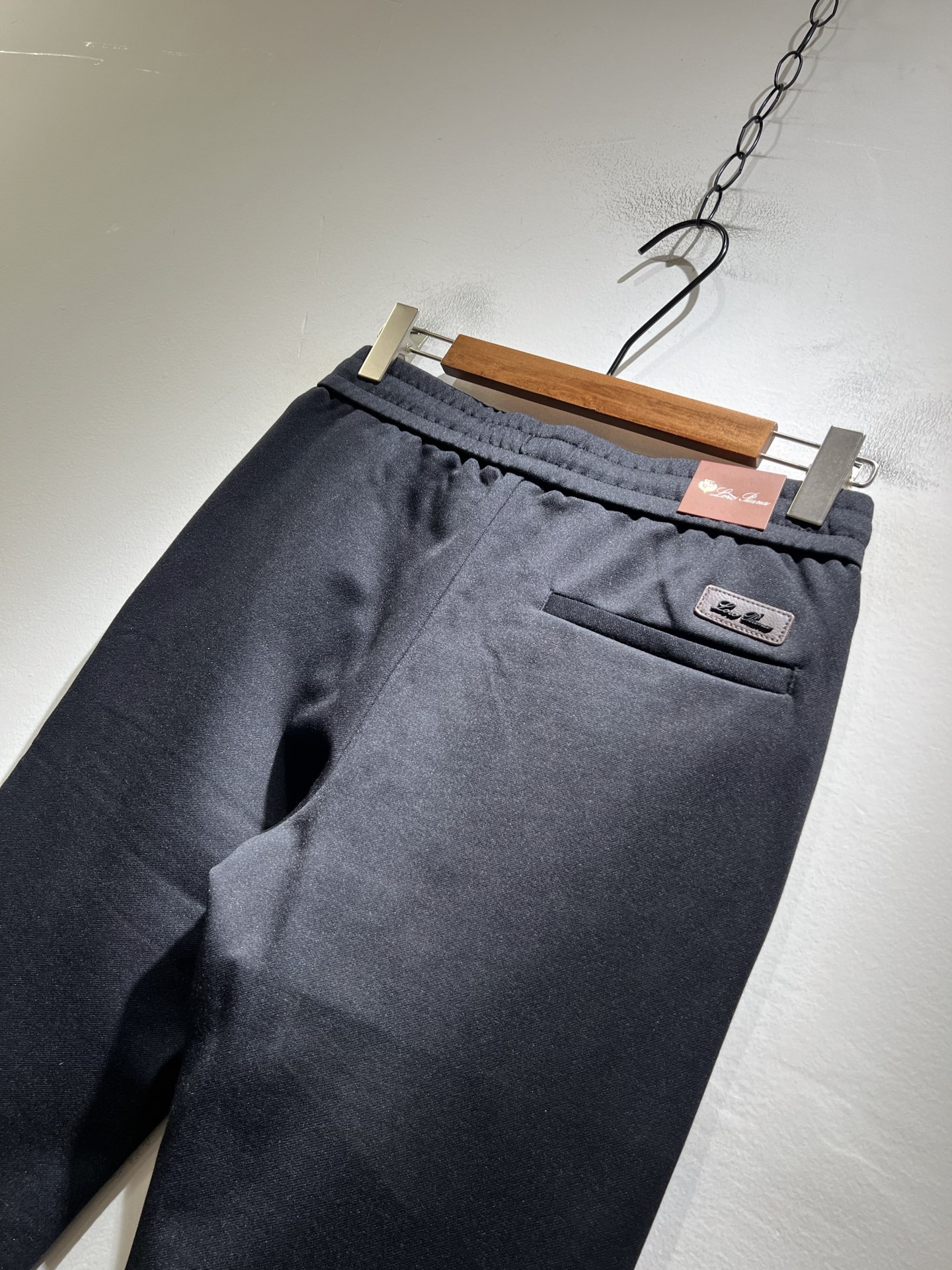 Loro Piana诺悠翩雅 2025秋冬新品男士休闲裤，最新的贸易订单全品相！！网红款！裤腿刺绣log