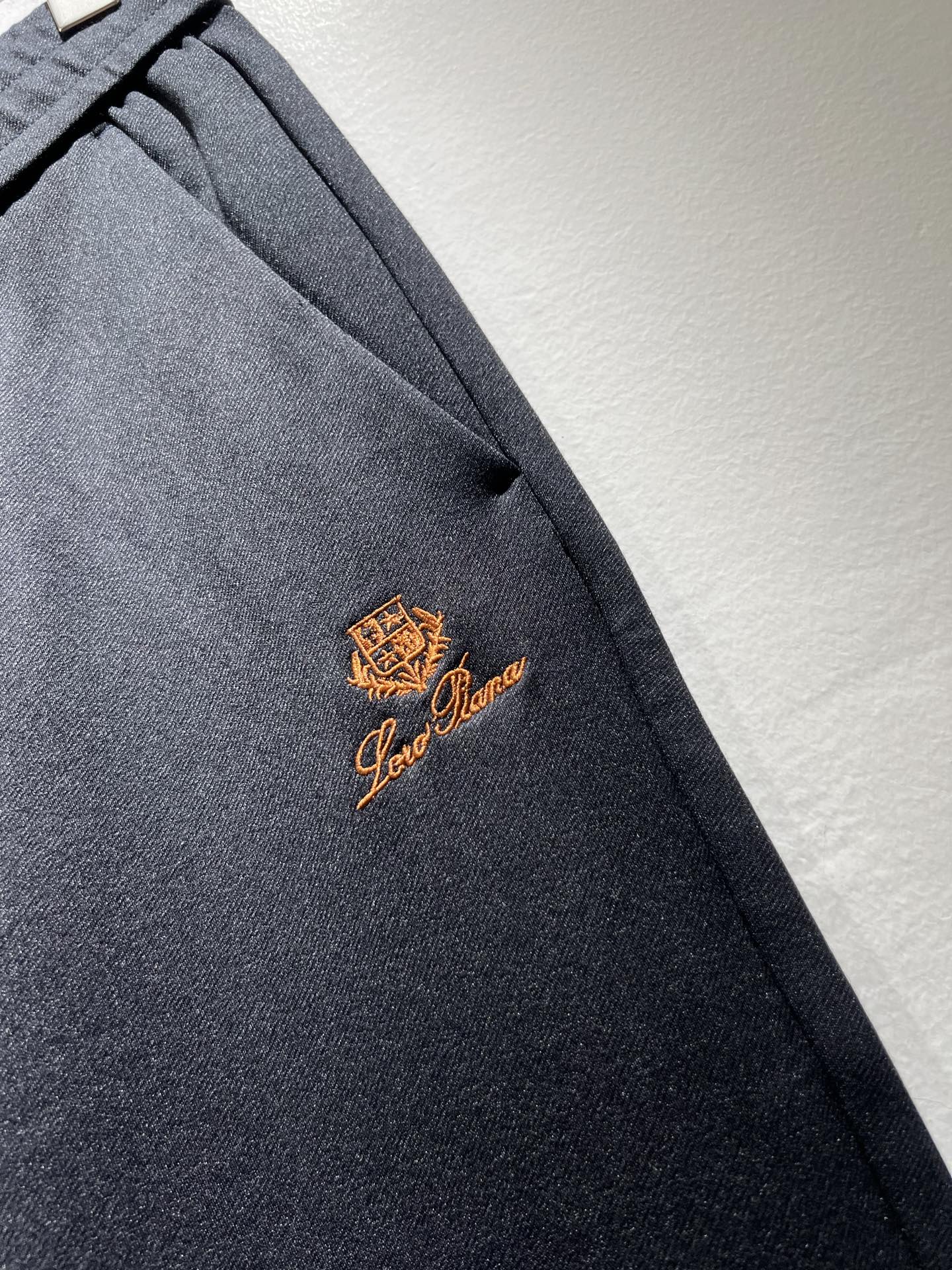 Loro Piana诺悠翩雅 2025秋冬新品男士休闲裤，最新的贸易订单全品相！！网红款！裤腿刺绣log