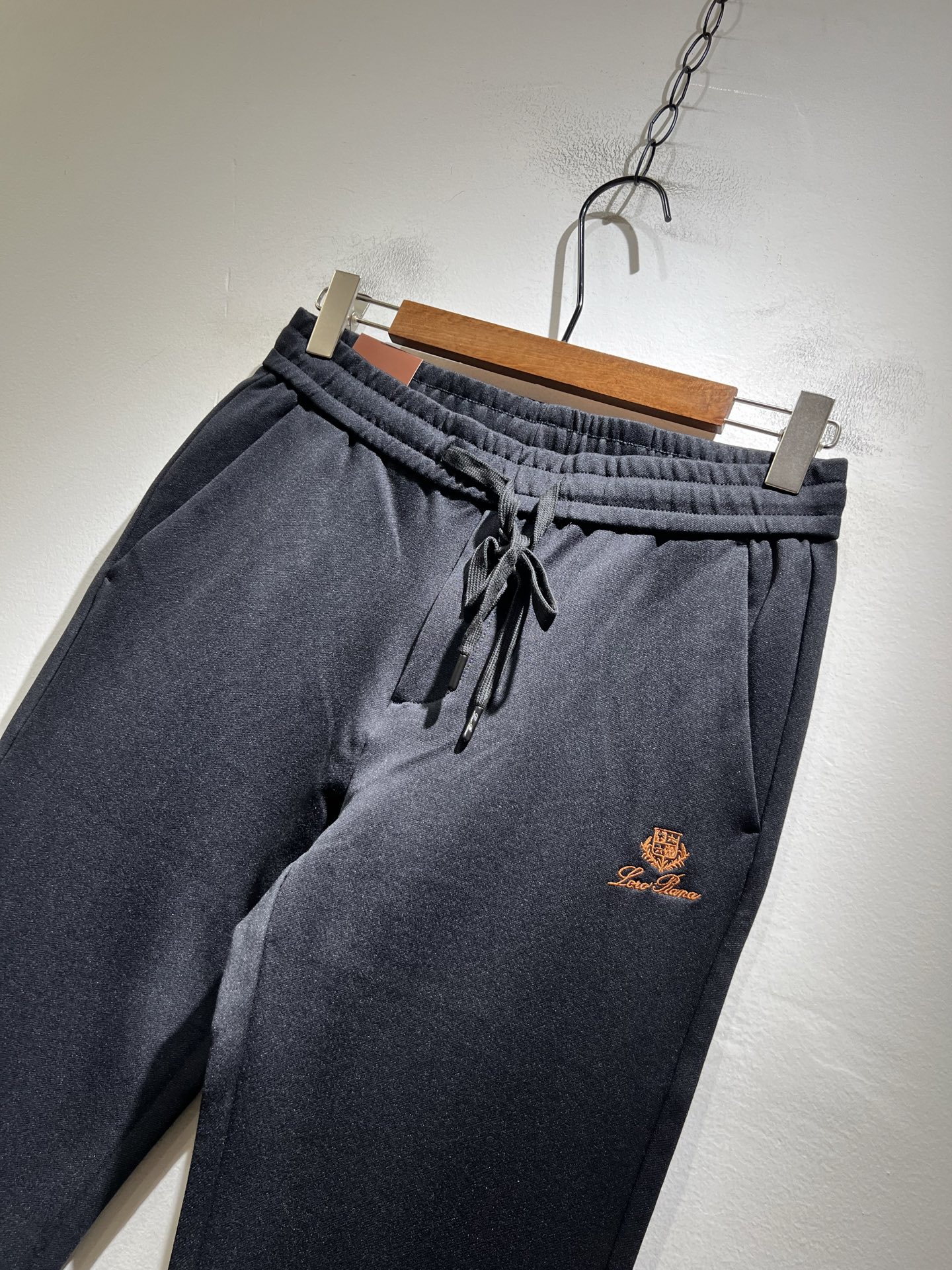 Loro Piana诺悠翩雅 2025秋冬新品男士休闲裤，最新的贸易订单全品相！！网红款！裤腿刺绣log