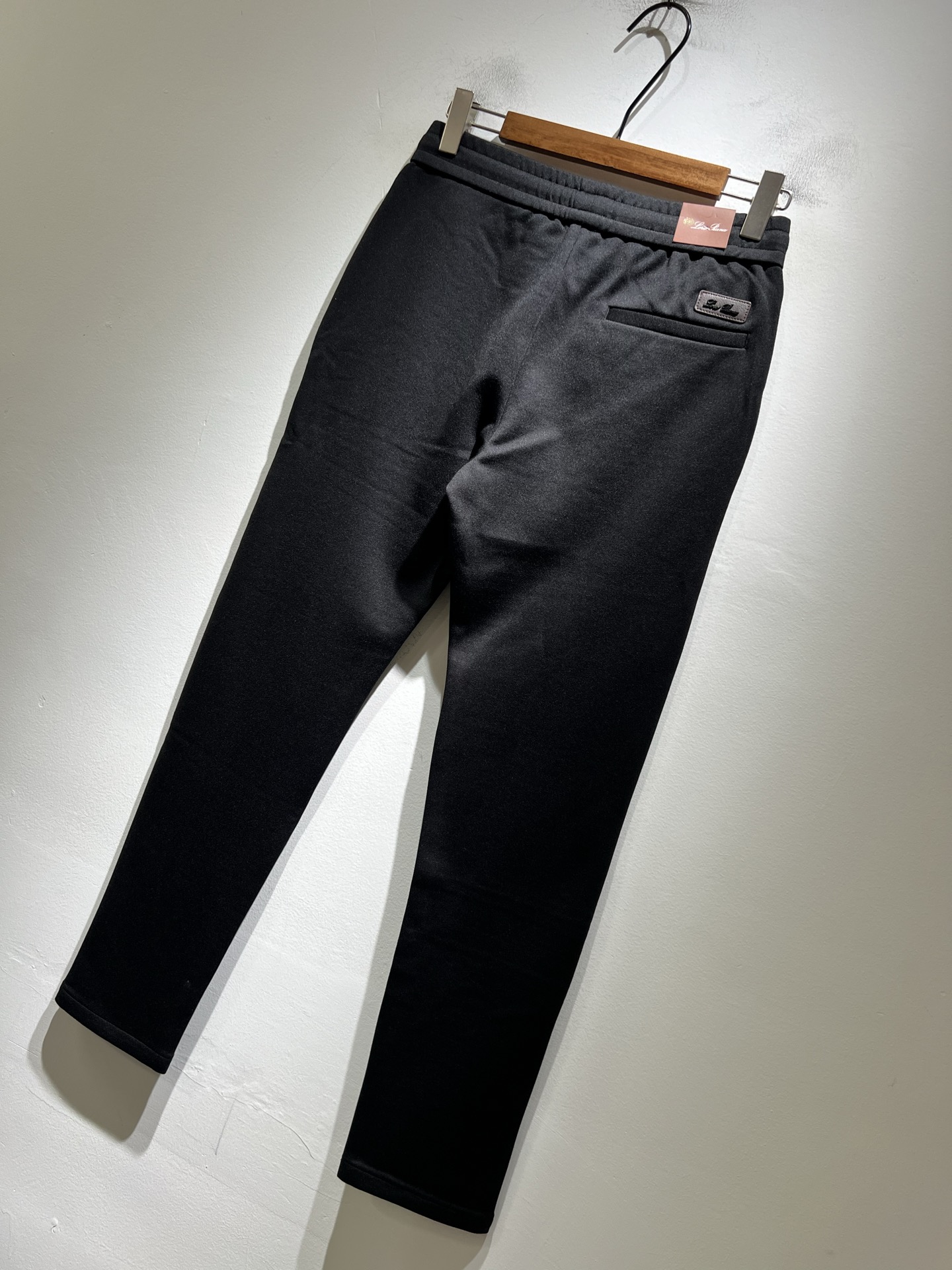 Loro Piana诺悠翩雅 2025秋冬新品男士休闲裤，最新的贸易订单全品相！！网红款！裤腿刺绣log