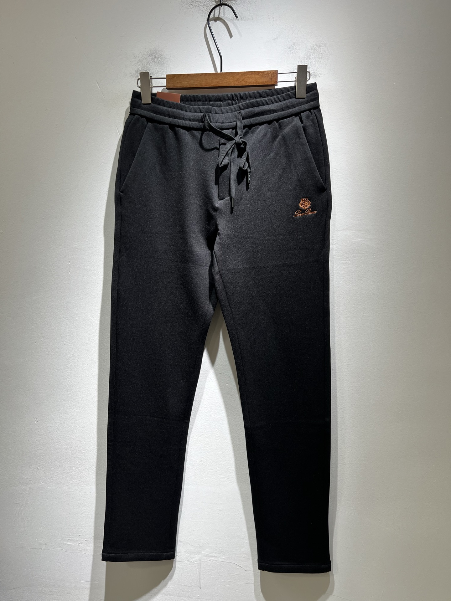 Loro Piana诺悠翩雅 2025秋冬新品男士休闲裤，最新的贸易订单全品相！！网红款！裤腿刺绣log