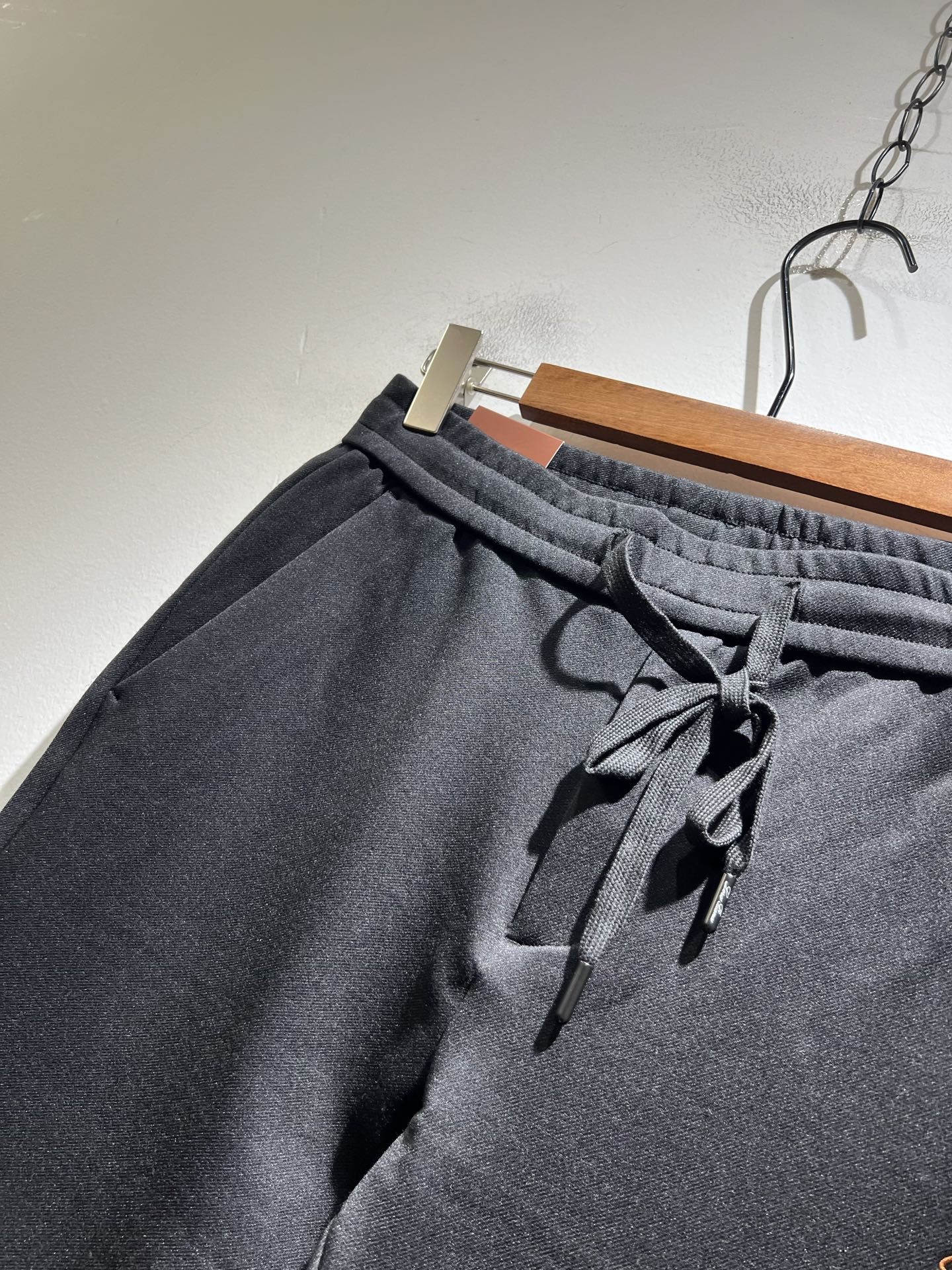 Loro Piana诺悠翩雅 2025秋冬新品男士休闲裤，最新的贸易订单全品相！！网红款！裤腿刺绣log