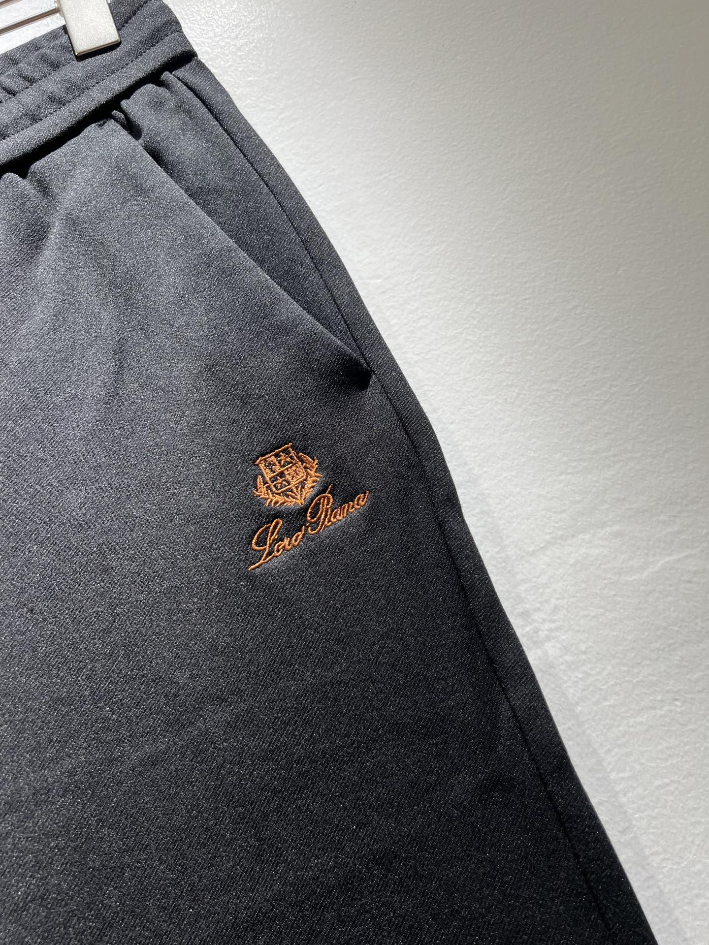 Loro Piana诺悠翩雅 2025秋冬新品男士休闲裤，最新的贸易订单全品相！！网红款！裤腿刺绣log