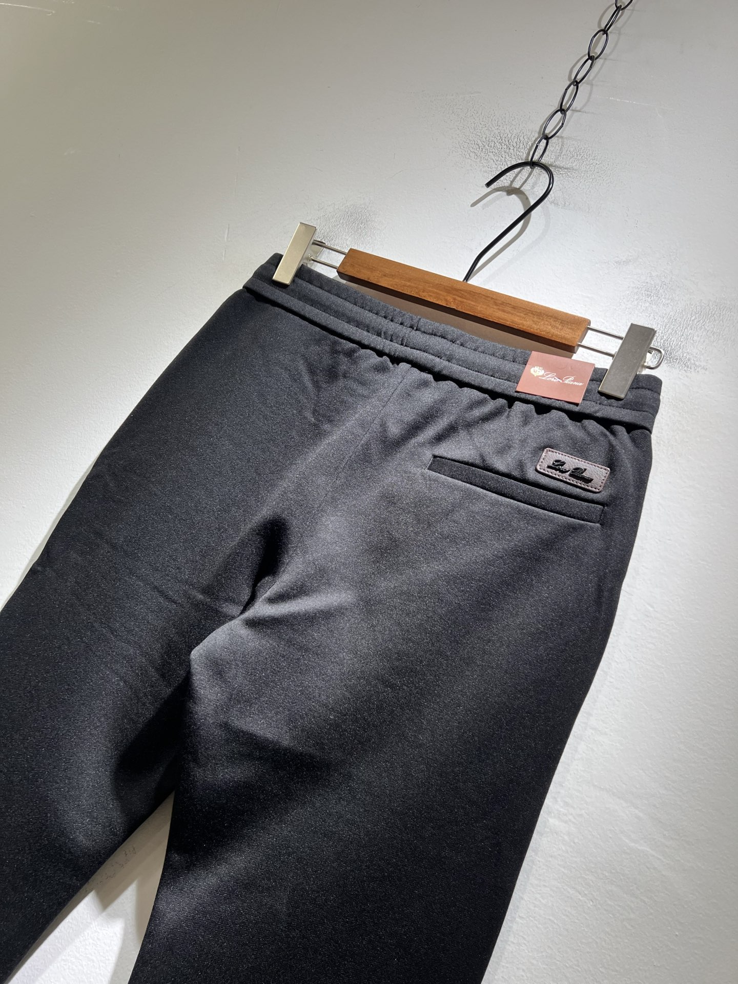 Loro Piana诺悠翩雅 2025秋冬新品男士休闲裤，最新的贸易订单全品相！！网红款！裤腿刺绣log