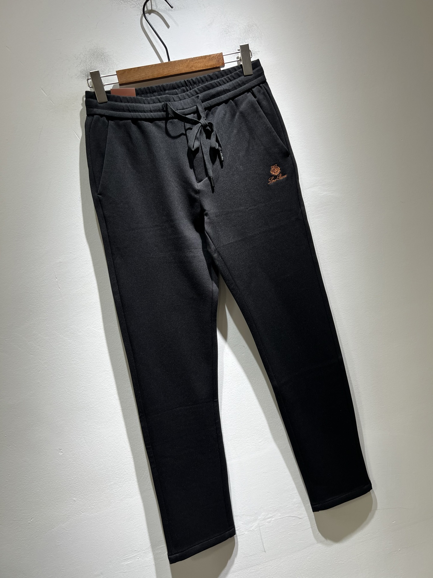 Loro Piana诺悠翩雅 2025秋冬新品男士休闲裤，最新的贸易订单全品相！！网红款！裤腿刺绣log