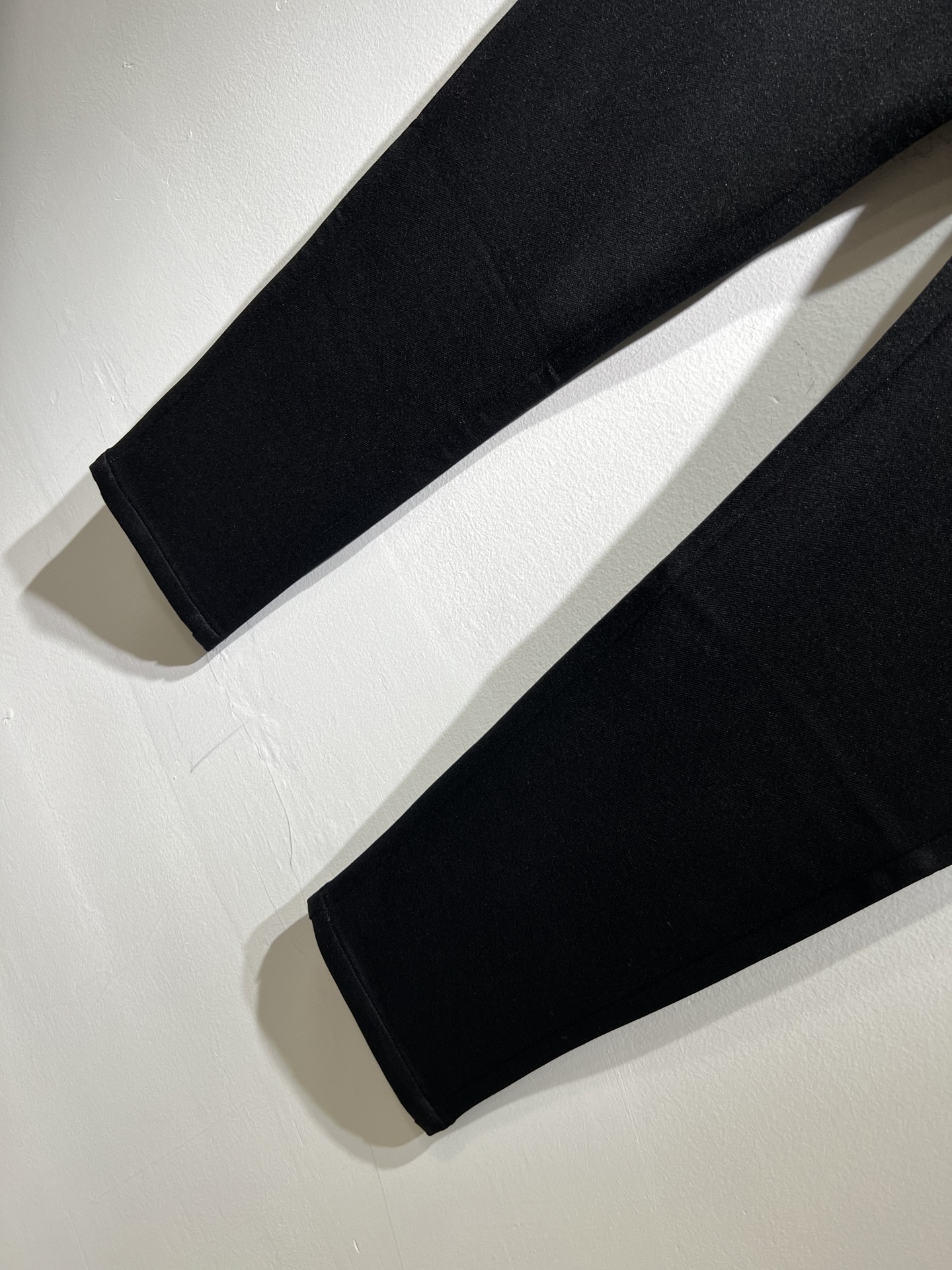 Loro Piana诺悠翩雅 2025秋冬新品男士休闲裤，最新的贸易订单全品相！！网红款！裤腿刺绣log