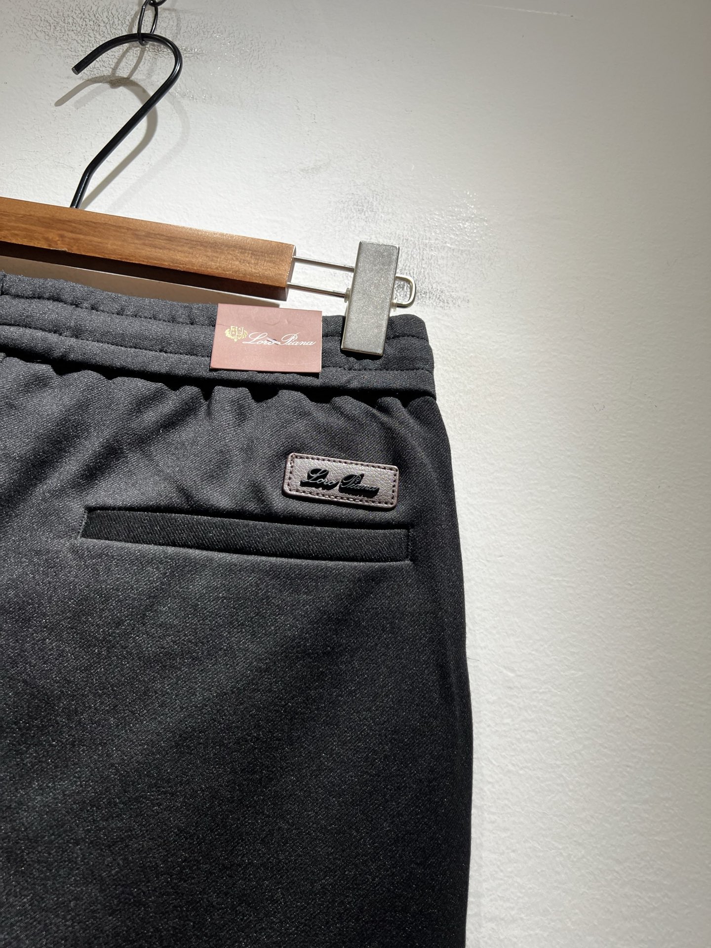 Loro Piana诺悠翩雅 2025秋冬新品男士休闲裤，最新的贸易订单全品相！！网红款！裤腿刺绣log