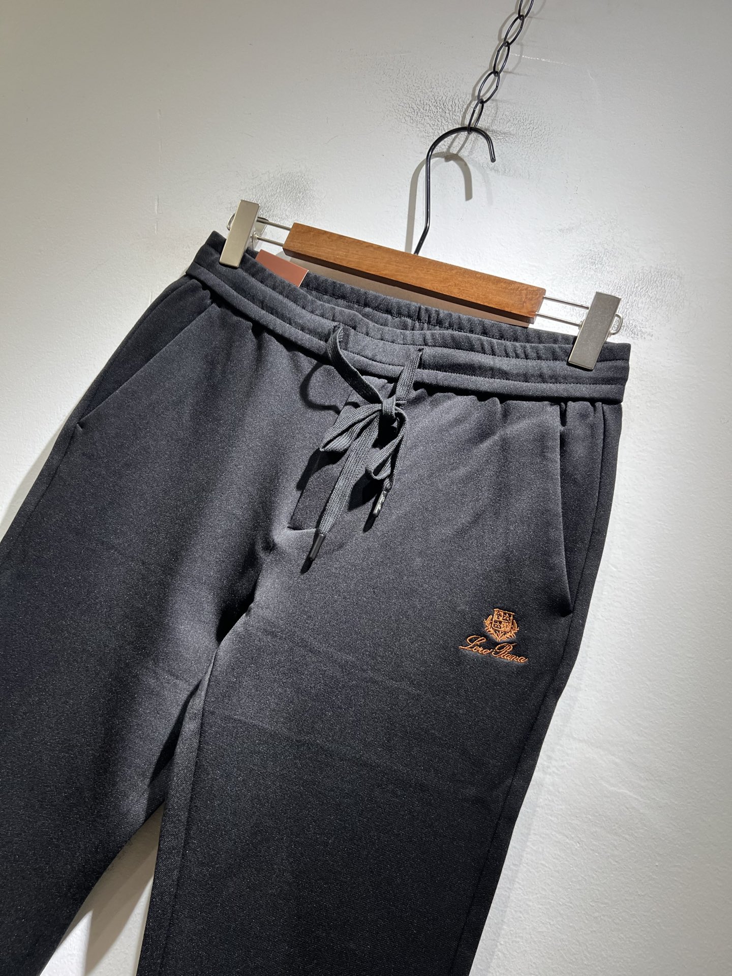 Loro Piana诺悠翩雅 2025秋冬新品男士休闲裤，最新的贸易订单全品相！！网红款！裤腿刺绣log