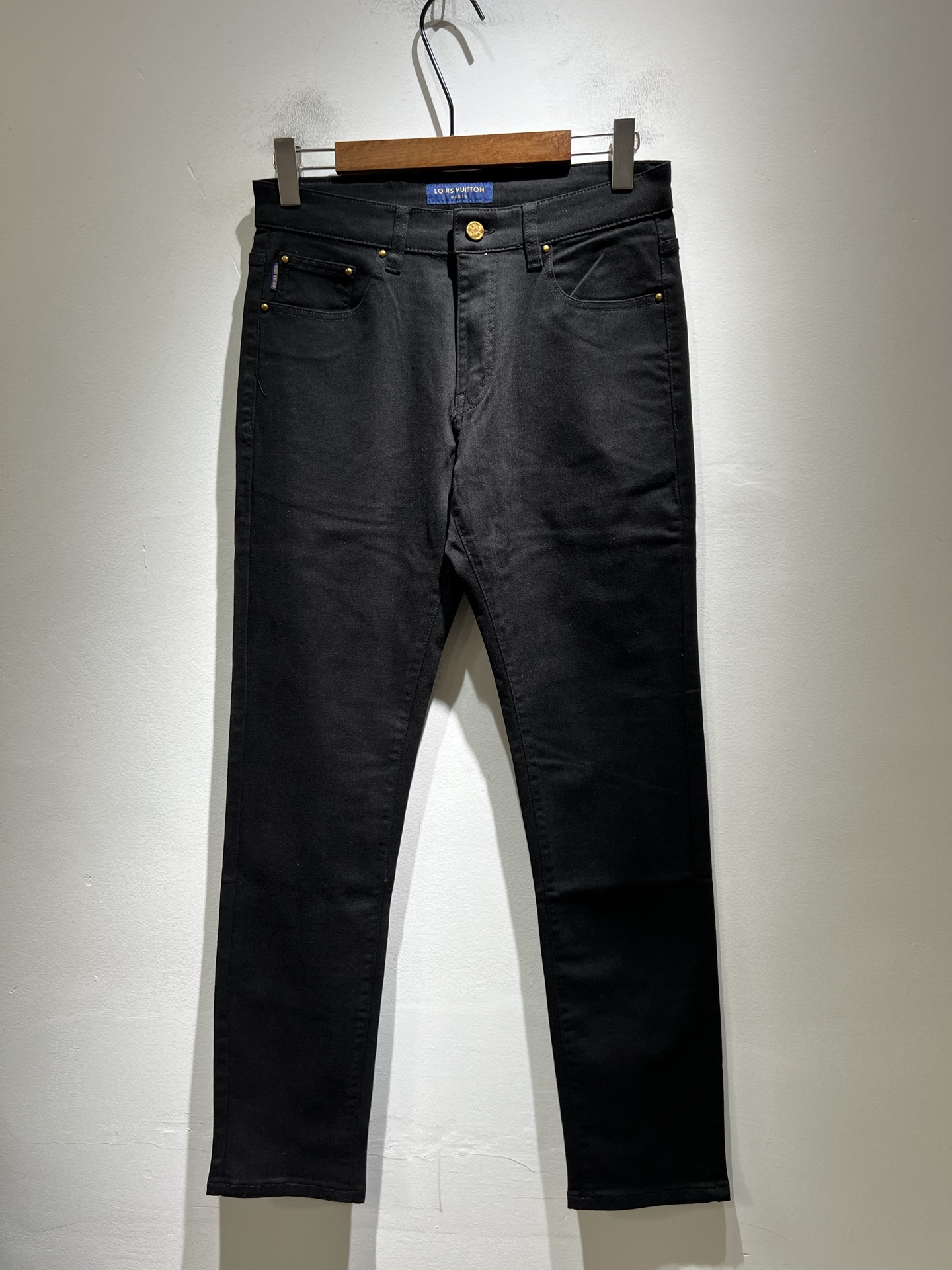 NO:612689,LouisVuitt*Louis*den 2025 new autumn and winter men's casual trousers, men's classic, fashionable and versatile business casual trousers! The first choice for urban elites for business and leisure, with rare trading company channels, and leading official website sales! The self-labeled LV logo logo casual trousers are an indispensable and versatile product in the wardrobe. They are convenient and comfortable to wear and very easy to match with fashionable styles! This casual pants is made of carefully selected high-quality blended spandex material supplied by customers! It has excellent comfort and breathability, has a good vertical feel, is not easy to wrinkle and deform, and feels skin-friendly and comfortable when worn. You will know how high-grade the texture of the fabric is as soon as you get the actual product. It can definitely be called an excellent product with unlimited repurchase! They are the most recognizable classic elements of the Louis family, and all accessories come with their own brand logo design! So the subtleties show off the perfect quality pants! The tight and smooth wiring inside the trousers is more exquisite in details, which perfectly demonstrates the excellent craftsmanship and is enough to make the quality control personnel close their eyes and take it away! The basic straight-cut version has no restrictions on the body shape, and the invincible versatile colors can easily challenge any top, perfect for both business and leisure styles! Size 30-4037 39,, louis vuitton, louis vuitton, louis vuitton, alexander wang19860909LouisVuitt*路易*登 2025秋冬新款男士休闲西裤,男士经典时尚百搭商务休闲西裤! 都市精英商务休闲首选,贸易公司渠道稀出,领先官网发售!自带标签化的LV标识logo休闲裤,衣橱里不可或缺的百搭臻品,穿着便捷舒适又非常极易搭配时尚造型！此款休闲裤用心甄选客供优质混纺氨纶材质制成！舒适性与透气性兼优,有着很好的垂直感,不易起皱变形,着穿触感亲肤舒适,面料的质感有多高级,实物到手你立刻便知,绝对可以称为无限回购的绝佳臻品！都是路易家最具辦识度的经典元素,所有辅料自带品牌logo设计！所以细微之处尽情展现完美品质裤子！裤身内里缜密平顺的走线,细节方面更为考究,极好的彰显了出色工艺,足以让品控们闭眼收走!基础常规的直筒版型裁剪,对于体型没有限制可言,无敌的百搭配色,轻松挑战任何上装,完美兼具商务与休闲风格穿搭!尺码30-4037 39,,louis vuitton,louis vuitton,louis vuitton,alexander wang,Men's clothing