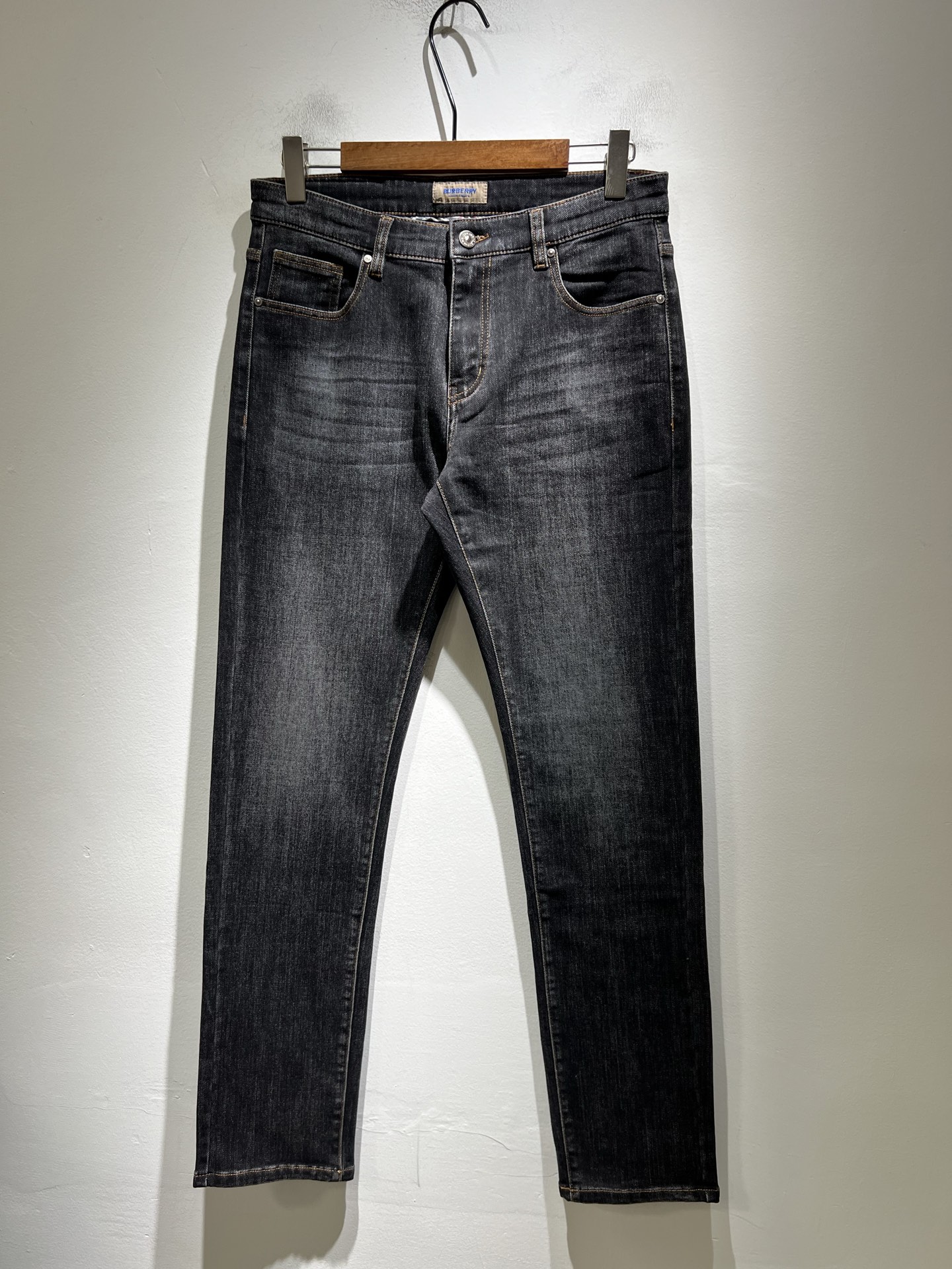 NO:601693,BURBER*Y's new fall and winter men's high-end casual and versatile jeans!  For BUR fans, such an elegant classic design is enough to attract attention at a glance. It is the most handsome series among all BUR jeans this year. I only need to take a look to know that this will definitely be a sensational hit and popular all over the Internet. It is made of classic slim-fitting three-dimensional tailoring and is equipped with the latest logo pattern waistband design!  A very representative waist brand modification!  It simply and easily demonstrates the charm of the brand, and naturally presents specifications, grades, fashion and trendy effects. It has perfect matching performance and can easily wear with a sense of luxury and high-end effects!  Made of top quality imported Japanese washed denim cotton, it is very comfortable, breathable and has a natural drape, making it suitable for all year round wear!  !  This style of jeans is made with a three-dimensional cut and a small straight fit. Its single-matching magic and practical wearability are understandable. Whether you are wearing it for daily wear or appearing on the high street, it is the best choice. It is super charming!  It also demonstrates the authentic original flavor of BUR, and also perfectly demonstrates its specifications and rank!  Obviously, this is a great product that you must buy. Whether you are a fan of BUR or not, you must buy this product. It is a highly recommended product!  Size 29-40,,burberry,jeans,alexander wang19860909BURBER*Y巴*莉 秋冬新品男士高端休闲百搭牛仔裤！对于BUR粉丝来说,这样大气的经典设计足矣一眼种草,是今年BUR所有牛仔裤当中最帅的一个系列,我只需要看一眼就知道,这绝对会是一个引起轰动的爆款,而且全网风靡,经典的修身立体剪裁版型打造,配置了最新的logo图案腰牌工艺设计！极具代表性腰牌修饰！简单轻松的彰显出品牌魅力所在,自然而然的呈现规格,档次,时髦以及新潮效果,搭配性能满分,轻松穿出高级感与高端效果！顶级的进口日本洗水牛仔棉质打造,并舒适透气感满分,且垂感自然,适合一年四季的穿搭所需！！此款牛仔裤采用了立体裁剪小直筒版型打造,其单配魔力与实穿性是无可厚非的,不管你是日常穿搭还是高街出镜都是不二之选,超具魅力！更是彰显了地地道道的的BUR原味,同时也是完美的展现了其规格和段位所在！很显然,这是一款绝对要收的重磅好货,不管你是不是BUR的粉丝,此款你都必须要收,极力推荐的好货！尺码29-40,,burberry,jeans,alexander wang,Men's clothing