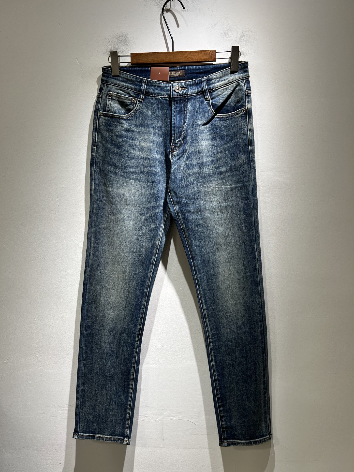 NO:601687,Loro Piana's new men's fashion high-end casual pants for autumn and winter, Hong Kong channel goods, original Japanese factory, pure blood quality, perfect continuation of the essence and genes of the LP family, from the main fabric to the detailed craftsmanship, all demonstrate the ingenuity of quality, use multiple brand elements to interpret, select precious cowhide material to construct the logo waist brand leather design!  A soulful expression of identity!  We provide customers with high-grade imported pure cotton fabrics, very high-end and fashionable detailed craftsmanship, and the red ear cloth is made by a specific antique loom. This element represents the identity and rank of the jeans, which is worth savoring!  It is invincible in terms of matching, interpreting the versatility in place, paying attention to the details, all the accessories are supplied by foreign merchants, the tailoring is fit and slim, and the upper body butt lifting effect is excellent. It is a styling item that can only be found but not sought after!  Size 29-40,,loro piana,loro piana,jeans,cowhide,alexander wang19860909Loro Piana诺悠翩雅 秋冬新品男士时装款高端休闲裤,香港洋行渠道货,日本原厂出品,纯血统品质,完美延续了LP家的精髓与基因,从主体面料到细节工艺,无不彰显出品质的匠心所在,运用多个品牌元素标识来诠释,选取矜贵的牛皮材质构建logo腰牌皮革设计！属于灵魂式的身份彰显！客供高级进口的纯棉面料,非常高级且时髦的细节工艺,赤耳布是由特定古董织布机完成,此元素代表着牛仔裤的身份及段位,非常值得细品悦人！在搭配上所向无敌,把百搭阐释到位,细节匠心考究,辅料皆为外商客供,剪裁合体修身,上身提臀效果绝佳,可遇而不可求的造型单品！尺码29-40,,loro piana,loro piana,jeans,cowhide,alexander wang,Men's clothing