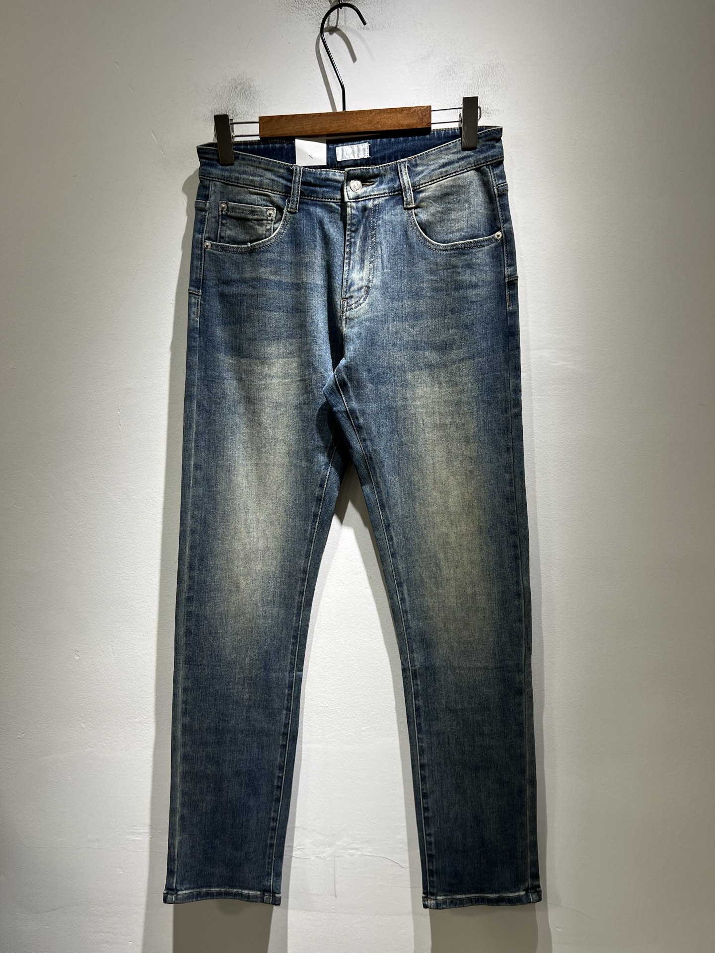 NO:601690,Dio*r Dijia autumn and winter men's washed small straight jeans!  The trading company sells great products, looks great, is the all-match trousers king in the fashion world, has high-frequency dressing demonstrations in European and American street photography, and has a leather waistband logo design!  And it is a must-have item for luxury brands every season!  Very pure and minimalist design tone!  Adhering to the consistent fashion proposition of the D family, it is quite eye-catching. It not only demonstrates the ingenuity and craftsmanship, but also effectively flaunts the brand identity!  Custom-made denim fabrics are supplied from Italy. The texture is unparalleled and full of charm. The silhouette is perfectly tailored and has excellent butt-lifting and slimming effect. It can be matched with any top in the wardrobe. It has wide compatibility, is both casual and casual, and has a full upper body shape. It is an invincible fashionable and versatile item!  Size 29 -40,,dior,dior,dior,jeans,alexander wang19860909Dio*r 迪家 秋冬男士水洗小直筒牛仔裤！贸易公司渠道牛货,品相超赞,时尚圈万能的百搭裤王,欧美街拍中高频穿搭示范,皮革腰牌logo设计！且是奢侈品牌每季必出的单品！非常纯粹极简的设计基调！秉承了D家一贯的时尚主张,颇具看点,即彰显了匠心工艺又有力的标榜了品牌身份！客供意大利定制丹宁面料,质感无敌赞,颇具韵味,版型剪裁完美,提臀修身显瘦效果极佳,可横扫衣橱任何的上装搭配,兼容性广泛,休闲兼备,上身型款十足,无敌的时髦百搭神品！尺码29 -40,,dior,dior,dior,jeans,alexander wang,Men's clothing