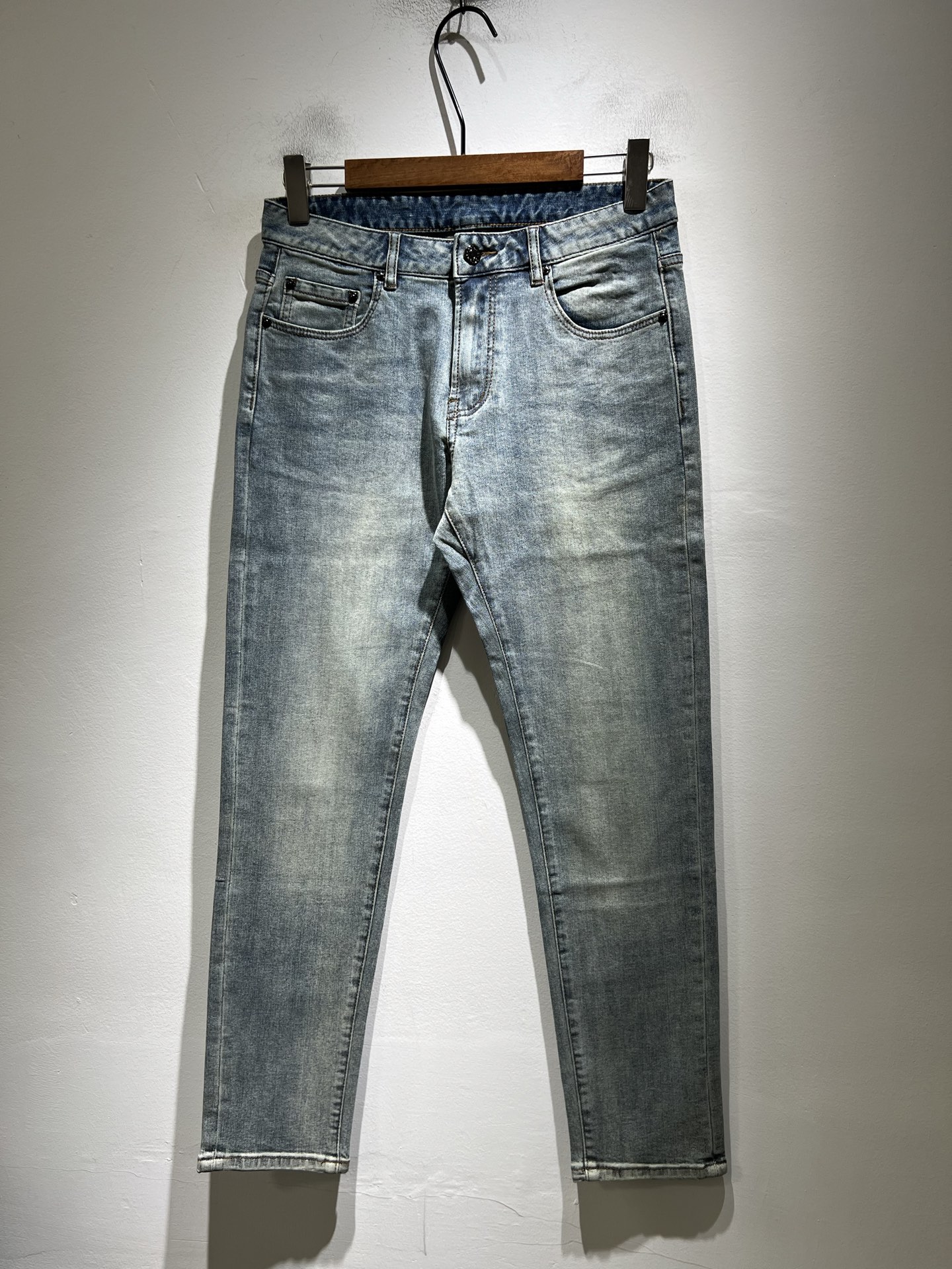 NO:601684,Guc* Gucci's new autumn and winter men's high-end casual and versatile slim-cut jeans for commuting in all seasons!  For fans, such an elegant classic design is enough to attract attention at a glance. It is the most handsome series among all jeans this year. I only need to take a look to know that this will definitely be a sensational hit and popular all over the Internet. It is made of classic slim-fitting three-dimensional tailoring and is equipped with the latest logo pattern waistband design!  A very representative waist brand modification!  It simply and easily demonstrates the charm of the brand, and naturally presents specifications, grades, fashion and trendy effects. It has perfect matching performance and can easily wear with a sense of luxury and high-end effects!  Made of top quality imported Japanese washed denim cotton, it is very comfortable, breathable and has a natural drape, making it suitable for all year round wear!  !  This style of jeans is made with a three-dimensional cut and a small straight fit. Its single-matching magic and practical wearability are understandable. Whether you are wearing it for daily wear or appearing on the high street, it is the best choice. It is super charming!  It also demonstrates the authentic original flavor of BUR, and also perfectly demonstrates its specifications and rank!  Obviously, this is a great product that you absolutely must buy. You must buy this product. It is a product that is highly recommended!  Size 30-40 37 39,,burberry,gucci,jeans,alexander wang19860909Guc*古奇 秋冬新品男士高端休闲百搭四季通勤修身剪裁牛仔裤！对于粉丝来说,这样大气的经典设计足矣一眼种草,是今年所有牛仔裤当中最帅的一个系列,我只需要看一眼就知道,这绝对会是一个引起轰动的爆款,而且全网风靡,经典的修身立体剪裁版型打造,配置了最新的logo图案腰牌工艺设计！极具代表性腰牌修饰！简单轻松的彰显出品牌魅力所在,自然而然的呈现规格,档次,时髦以及新潮效果,搭配性能满分,轻松穿出高级感与高端效果！顶级的进口日本洗水牛仔棉质打造,并舒适透气感满分,且垂感自然,适合一年四季的穿搭所需！！此款牛仔裤采用了立体裁剪小直筒版型打造,其单配魔力与实穿性是无可厚非的,不管你是日常穿搭还是高街出镜都是不二之选,超具魅力！更是彰显了地地道道的的BUR原味,同时也是完美的展现了其规格和段位所在！很显然,这是一款绝对要收的重磅好货,此款你都必须要收,极力推荐的好货！尺码30-40 37 39,,burberry,gucci,jeans,alexander wang,Men's clothing