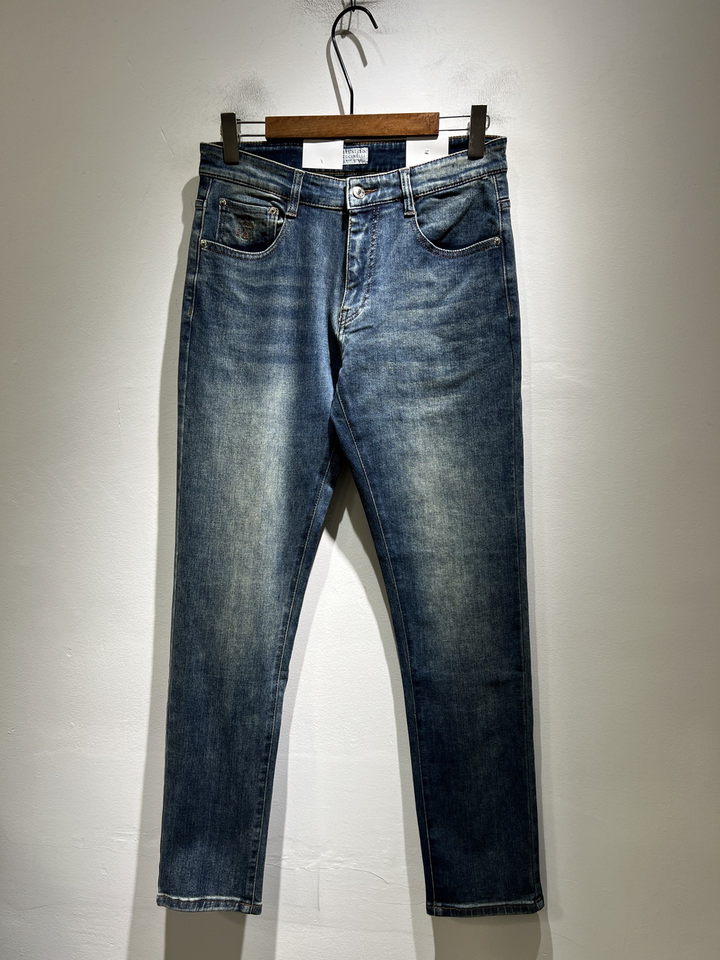 NO:601681,BC-Brunello Cucineli's new fall and winter men's fashion high-end casual jeans, sold through Hong Kong channels, originally produced in Japan, with pure blood quality, perfectly inherit the essence and genes of the LOE* family. From the main fabric to the detailed craftsmanship, they all demonstrate the quality of the ingenuity. Multiple brand elements are used to interpret it, and precious cowhide materials are selected to construct the logo waistband design!  A soulful expression of identity!  We provide customers with high-grade imported pure cotton fabrics, very high-end and fashionable detailed craftsmanship, and the red ear cloth is made by a specific antique loom. This element represents the identity and rank of the jeans, which is worth savoring!  It is invincible in terms of matching, interpreting the versatility in place, paying attention to the details, all the accessories are supplied by foreign merchants, the tailoring is fit and slim, and the upper body butt lifting effect is excellent. It is a styling item that can only be found but not sought after!  Size 29-40,,brunello cucinelli,loewe,jeans,cowhide,alexander wang19860909BC-Brunello Cucineli 秋冬新品男士时装款高端休闲牛仔裤,香港洋行渠道货,日本原厂出品,纯血统品质,完美延续了LOE*家的精髓与基因,从主体面料到细节工艺,无不彰显出品质的匠心所在,运用多个品牌元素标识来诠释,选取矜贵的牛皮材质构建logo腰牌设计！属于灵魂式的身份彰显！客供高级进口的纯棉面料,非常高级且时髦的细节工艺,赤耳布是由特定古董织布机完成,此元素代表着牛仔裤的身份及段位,非常值得细品悦人！在搭配上所向无敌,把百搭阐释到位,细节匠心考究,辅料皆为外商客供,剪裁合体修身,上身提臀效果绝佳,可遇而不可求的造型单品！尺码29-40,,brunello cucinelli,loewe,jeans,cowhide,alexander wang,Men's clothing