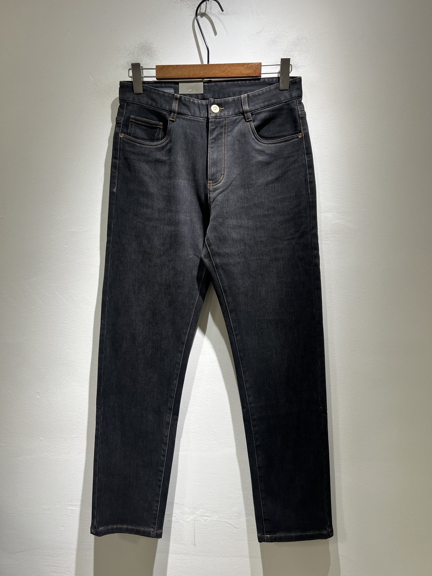 NO:601672,Arman A*ni's new autumn and winter men's small straight jeans, order from trading company!  Synchronized with the official website. The classic works go well with clothes. It tastes good no matter how you wear it. The original imported retro denim fabric has a soft feel and is truly low-key and luxurious. It is very suitable for autumn and winter. The standard straight slim fit is more comfortable and unrestrained to wear. The accessories are particularly exquisite. Exquisite original logo waist plate design!  The inner lining and wiring are very solid. The key point is that it is very cost-effective and the quality is very good. It is worth buying!  Size 29-40,,armani,jeans,alexander wang19860909Arman阿*尼秋冬新款男士小直筒牛仔裤,贸易公司订单！官网同步 经典之作很好搭配衣服哦 怎么穿都很有味道 原版进口复古牛仔布面料 柔软手感 真正的低调奢华 很是适合秋冬季节穿着 标准直筒修身版型 穿起来更加舒服 无拘无束 辅料上面特别的讲究 精致原版标志logo腰牌设计！内衬走线都非常的扎实 重点就是 性价比非常高 质量非常好 值得购入！尺码29-40,,armani,jeans,alexander wang,Men's clothing