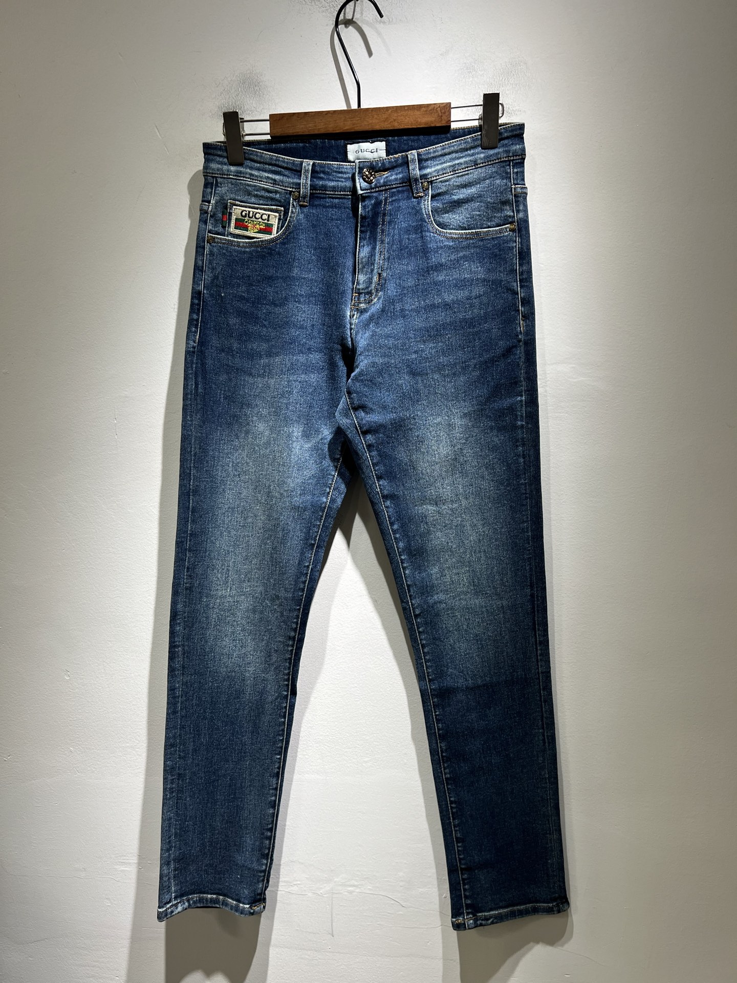 NO:601669,Guc* Gucci's new autumn and winter men's high-end casual and versatile slim-cut jeans for commuting in all seasons!  For fans, such an elegant classic design is enough to attract attention at a glance. It is the most handsome series among all jeans this year. I only need to take a look to know that this will definitely be a sensational hit and popular all over the Internet. It is made of classic slim-fitting three-dimensional tailoring and is equipped with the latest logo pattern waistband design!  A very representative waist brand modification!  It simply and easily demonstrates the charm of the brand, and naturally presents specifications, grades, fashion and trendy effects. It has perfect matching performance and can easily wear with a sense of luxury and high-end effects!  Made of top quality imported Japanese washed denim cotton, it is very comfortable, breathable and has a natural drape, making it suitable for all year round wear!  !  This style of jeans is made with a three-dimensional cut and a small straight fit. Its single-matching magic and practical wearability are understandable. Whether you are wearing it for daily wear or appearing on the high street, it is the best choice. It is super charming!  It also demonstrates the authentic original flavor of BUR, and also perfectly demonstrates its specifications and rank!  Obviously, this is a great product that you absolutely must buy. You must buy this product. It is a product that is highly recommended!  Size 30-40 37 39,,burberry,gucci,jeans,alexander wang19860909Guc*古奇 秋冬新品男士高端休闲百搭四季通勤修身剪裁牛仔裤！对于粉丝来说,这样大气的经典设计足矣一眼种草,是今年所有牛仔裤当中最帅的一个系列,我只需要看一眼就知道,这绝对会是一个引起轰动的爆款,而且全网风靡,经典的修身立体剪裁版型打造,配置了最新的logo图案腰牌工艺设计！极具代表性腰牌修饰！简单轻松的彰显出品牌魅力所在,自然而然的呈现规格,档次,时髦以及新潮效果,搭配性能满分,轻松穿出高级感与高端效果！顶级的进口日本洗水牛仔棉质打造,并舒适透气感满分,且垂感自然,适合一年四季的穿搭所需！！此款牛仔裤采用了立体裁剪小直筒版型打造,其单配魔力与实穿性是无可厚非的,不管你是日常穿搭还是高街出镜都是不二之选,超具魅力！更是彰显了地地道道的的BUR原味,同时也是完美的展现了其规格和段位所在！很显然,这是一款绝对要收的重磅好货,此款你都必须要收,极力推荐的好货！尺码30-40 37 39,,burberry,gucci,jeans,alexander wang,Men's clothing