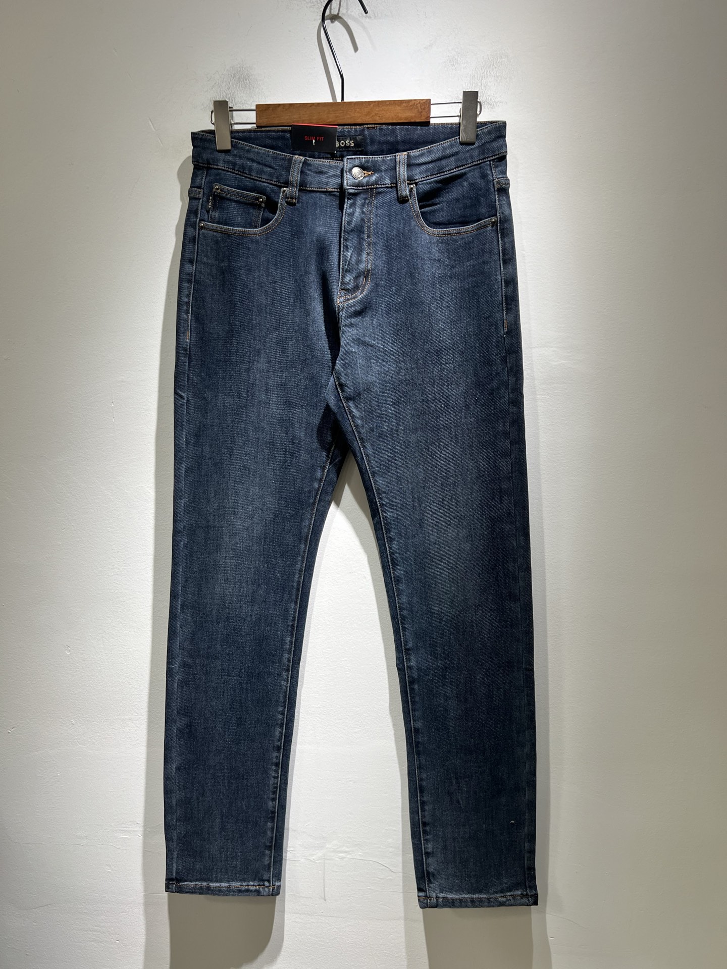 NO:601695,HUGO BOSS Hugo Boss new autumn and winter products are on sale!  High-end denim is versatile and pragmatic without being sensational!  Limited edition for Hong Kong, Macao and Taiwan!  !  Three-dimensional cutting pure cotton material!  Undertaken by a Taiwanese foreign trade company, the material is exquisite and delicate and seems to be patented. High quality, customized original logo leather design!  Not only the materials, colors and styles are carefully crafted, but the life philosophy behind the design coincides with the dual mentality of modern people pursuing practicality and fashionable beauty. It achieves a perfect balance between function and aesthetics. It is not only a display of fashion trends, but also the ultimate in modern aesthetics. P's vision is not limited to an indispensable component of the core value of a fashion brand, an alternative to mature styles, sizes 29-40, alexander wang19860909HUGO BOSS 雨果博斯 秋冬新品发售！牛仔高级百搭实用主义不哗众取宠！港澳台地区限定款！！立体裁剪纯棉材质！台湾外贸公司承接、材质精致细腻似乎是专利品质上乘 定制原版logo皮革设计！不仅在材料、颜色与款式工夫,设计背后的生活哲学正巧契合现代人追求切身实用与流行美观的双重心态,在机能与美学之间取得完美平衡,不但是时尚潮流的展现,更是现代美学的极致.P的视野并没有局限时尚品牌核心价值中不可或缺的组成部分、的另一种选择替代风格成熟、尺码29-40,,alexander wang,Men's clothing