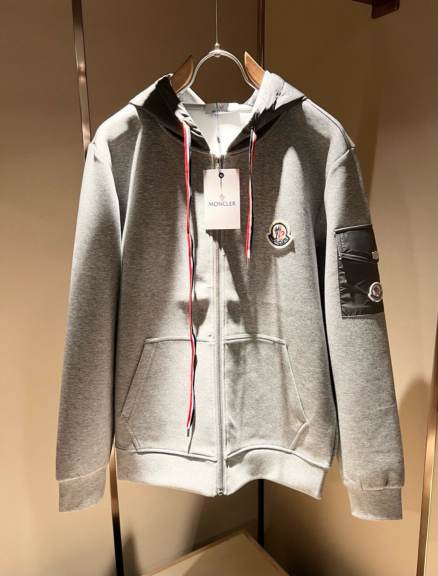 NO:601688,Moncl*r Men's new autumn and winter casual suits!  This year's new counter product, men's super soft fabric is cool and popular, fashionable and urban versatile, customized pure cotton fabric!  It has a light luster, a unique texture, and a soft and smooth hand feel. It is not a product that can be compared with ordinary fabrics. It has a very attractive design, liningless inseam binding technology, and the details are in place. The fabric is very difficult to make, and it requires a lot of attention to technology. The details determine the high-end. Minimalist design elements of the season, a must-have item for trendy men, perfect slim fit, highly recommended!  Size M-3XL,,alexander wang19860909Moncl*r蒙*口 秋冬新款男士休闲套装！今年的专柜新品,男士超软面料帅酷爆款 时尚都市百搭款,定制纯棉面料！淡淡光泽,质感独特,手感柔嫩顺滑,不是一般面料所能对比的产品.非常极具魅力的设计,无里布内缝包边工艺,细节非常到位,面料做出来非常有难度,要非常讲究技术的一款,细节决定高端.极简当季的设计元素,潮男必备单品,完美修身版型,强烈推荐！尺码M-3XL,,alexander wang,Men's clothing