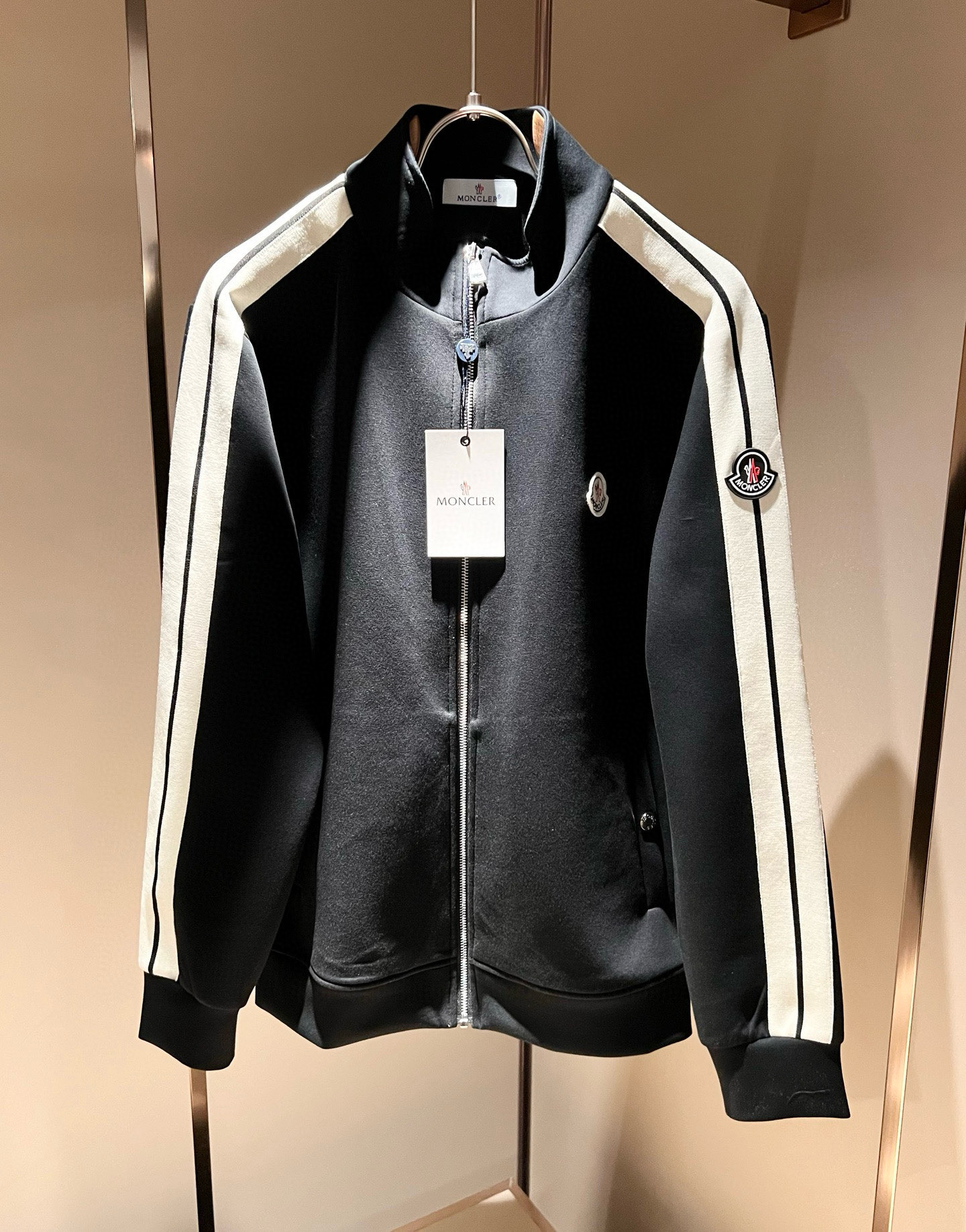 NO:601677,Moncl*r Men's new autumn and winter casual suits!  This year's new counter product, men's super soft fabric is cool and popular, fashionable and urban versatile, customized pure cotton fabric!  It has a light luster, a unique texture, and a soft and smooth hand feel. It is not a product that can be compared with ordinary fabrics. It has a very attractive design, liningless inseam binding technology, and the details are in place. The fabric is very difficult to make, and it requires a lot of attention to technology. The details determine the high-end. Minimalist design elements of the season, a must-have item for trendy men, perfect slim fit, highly recommended!  Size M-3XL,,alexander wang19860909Moncl*r蒙*口 秋冬新款男士休闲套装！今年的专柜新品,男士超软面料帅酷爆款 时尚都市百搭款,定制纯棉面料！淡淡光泽,质感独特,手感柔嫩顺滑,不是一般面料所能对比的产品.非常极具魅力的设计,无里布内缝包边工艺,细节非常到位,面料做出来非常有难度,要非常讲究技术的一款,细节决定高端.极简当季的设计元素,潮男必备单品,完美修身版型,强烈推荐！尺码M-3XL,,alexander wang,Men's clothing