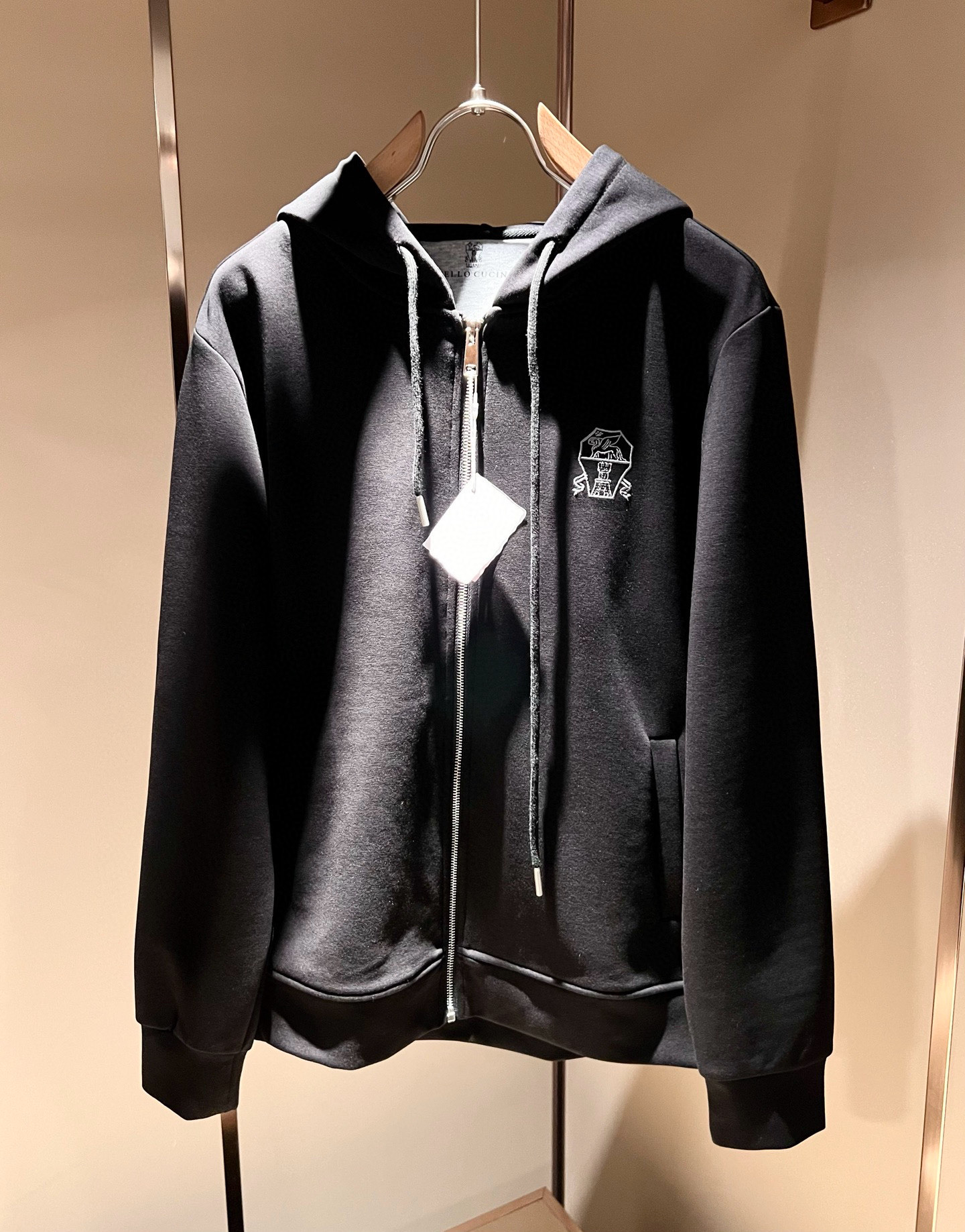 NO:601694,BC-Brunello Cucineli's new fall and winter men's casual suit, a fashionable and versatile item that many celebrities love to wear!  The LOGO embroidery on the chest is super nice. Friends who like classic simplicity must not miss this one!  The calm and elegant brand style has always been favored by the upper class! It is also the best choice for fashion items!  The upper body is so handsome, highly recommended!  !  !  The biggest attraction of this short-sleeved shirt is not only its own brand added value, but also the fact that this short-sleeved shirt is very cost-effective in terms of color matching and material!  Customized original exclusive fabric material design!  Eco-friendly washing, customized fabrics, and pre-shrinking treatment ensure a crisp fit. The combed cotton fabric feels super soft and smooth and absorbs sweat!  It does not deform after washing, feels comfortable and smooth, and the upper body is soft and comfortable. The classic fashionable lapel design is simple but not complicated, and it is very attractive!  Size M-3XL,, brunello cucinelli, T-shirt, alexander wang19860909BC-Brunello Cucineli 秋冬新款男士休闲套装,众多明星都爱穿的时尚百搭单品！胸前LOGO刺绣超级好看,喜欢经典简约的朋友,一定不能错过了这款！沉稳大气的品牌风格一直以来备受上层人士的青睐!也是时尚单品的不二之选！ 上身帅到爆了,强烈推荐！！！这件短袖最大的吸引力除了他本身的品牌附加值,更加肯定的是这款短袖无论在颜色搭配还是材质上都有很高的性价比！ 定制原版专属面料材质设计！环保水洗,定制面料,预缩处理,确保版型的挺括,精梳棉面料手感超柔顺滑又吸汗！洗水不变形,手感舒适顺滑,上身柔和舒适,经典的时尚翻领设计,精简不繁,很是耐看！码数M-3XL,,brunello cucinelli,T-shirt,alexander wang,Men's clothing