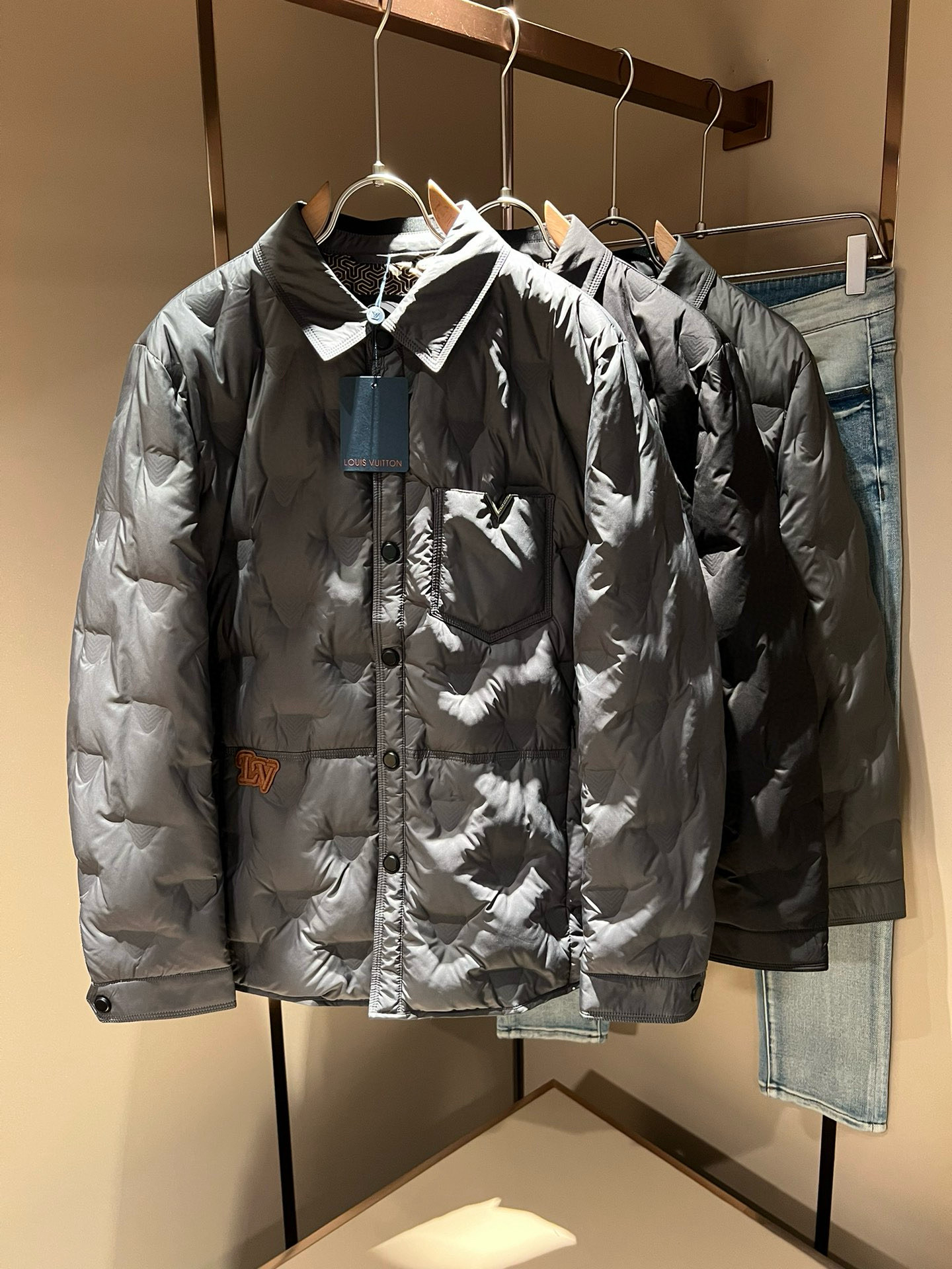 NO:601691,LouisVuitt* Louis*den's latest autumn and winter new cotton jackets, through trading company channels, are even very rare and difficult to find, a hard-to-find high-end luxury product!  This jacket is made of customized high-density nylon material. The fabric is excellent in terms of color matching and performance!  While modifying the neck line, it also brings a sense of sophistication and frankness!  The loose version covers the upper body and makes the body slimmer. It changes the traditional business sense of the brand and adds a trendy atmosphere. It is a masterpiece of the V family in autumn and winter. Hurry up and buy it!  Size M-4XL,,louis vuitton,louis vuitton,jackets & coats,jackets & coats,alexander wang19860909LouisVuitt*路易*登 秋冬新品最新款棉服夹克外套,贸易公司渠道,甚至到非常稀缺很难遇到,一件难求的高奢臻品！本款夹克选用客供定制高密度尼龙材质打造,面料无论是配色或是性能都相当出色！修饰颈部线条的同时有带来了一件干练和率性感！宽松的版型,上身遮肉显瘦,且一改品牌传统的商务感,增添了一份潮流气息,V家秋冬季的杰作,抓紧抢购哦！尺码M-4XL,,louis vuitton,louis vuitton,jackets & coats,jackets & coats,alexander wang,Men's clothing