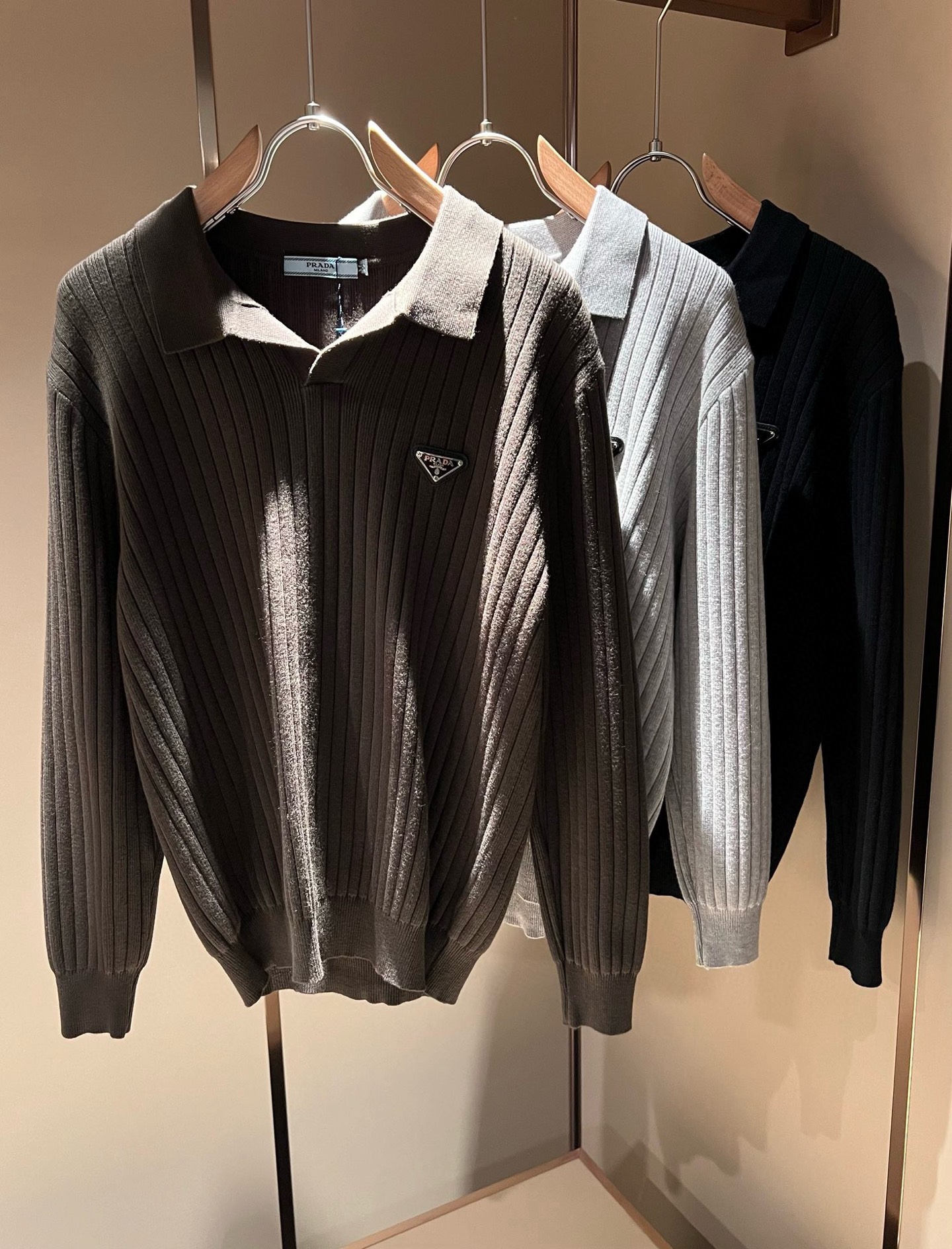 NO:601674,PRAD*A's new autumn and winter men's knitted woolen sweaters, the latest model is available exclusively on the entire network!  !  ~It is both classic and fashionable, who doesn’t love it? It shows the classic again, it is very eye-catching, and it has a low-luxury aura and recognition!  Pr*da's traditional brand concept and modern advanced technology are perfectly combined. Coupled with an extremely modern and simple design, Pr*da's exclusive three-dimensional triangle logo hardware design!  Customized 100% imported wool fabric!  The texture of this model is quite impressive. You can tell the specifications and grades at your fingertips. The level of finesse and breathability are top-notch!  Size M-4XL,,prada,alexander wang19860909PRAD*A普*达秋冬新款男士针织羊毛衫,最新款全网独家首上！！~既经典有时尚百搭,谁不爱啊,将经典再次展现,非常的耐看,自带低奢光环与辨识度！Pr*da传统的品牌理念和现代化的先进技术进行了完美结合.加上极其现代摩登风范的简约设计,p家专属立体三角标识五金设计！定制百分百进口羊毛面料！此款的质感相当感人 触手便知规格档次 细腻程度与透气效果堪称顶级！尺码M-4XL,,prada,alexander wang,Men's clothing