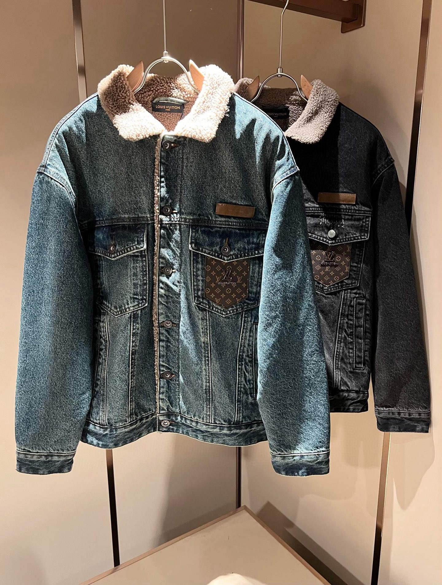 NO:601692,Louis Vuit*on Louis*den's new autumn and winter light luxury unisex imitation lambswool denim jacket, the new high-end of the Louis family, the details and quality are always so flawless, and the heavy-duty wash design!  Creative design of leather logo pattern on the chest!  You can’t be considered a fashionista if you haven’t bought a few pieces of Louis this spring. It interprets Louis’ iconic elements and is something that everyone loves. It is super soft and tough, and has excellent breathability. It comes from world-class trade-level OEM channels, and the quantity is extremely rare and sold out. Clean and neat. This is the Louis family’s specialty and the latest craftsmanship of this season. The level of detail has reached the top, and the loose three-dimensional tailoring design is a must-have. It is a fusion of luxury and fashion!  Size M-3XL,,louis vuitton,louis vuitton,jackets & coats,jackets & coats,alexander wang19860909Louis Vuit*on 路易*登 秋冬新款轻奢男女同款仿羊羔毛牛仔夹克外套,路易家族的新高端,细节品质永远的那么完美无瑕,重工洗水设计！胸前皮革logo图案创意设计！今年春季节没有入手几件路易你算不上时尚达人.诠释路易的标志性元素,实属人见人爱的东西.超级柔软且具有韧性,透气感也是绝佳.来自世界级贸易级别的代工厂渠道,数量极其稀少售完无补.干净俐落.这是路易家族的看家绝活也是本季度的最新工艺.细致化程度已经达到顶端了,宽松立体剪裁的版型设计堪称一绝.属于奢华与时尚的融合！尺码M-3XL,,louis vuitton,louis vuitton,jackets & coats,jackets & coats,alexander wang,Men's clothing