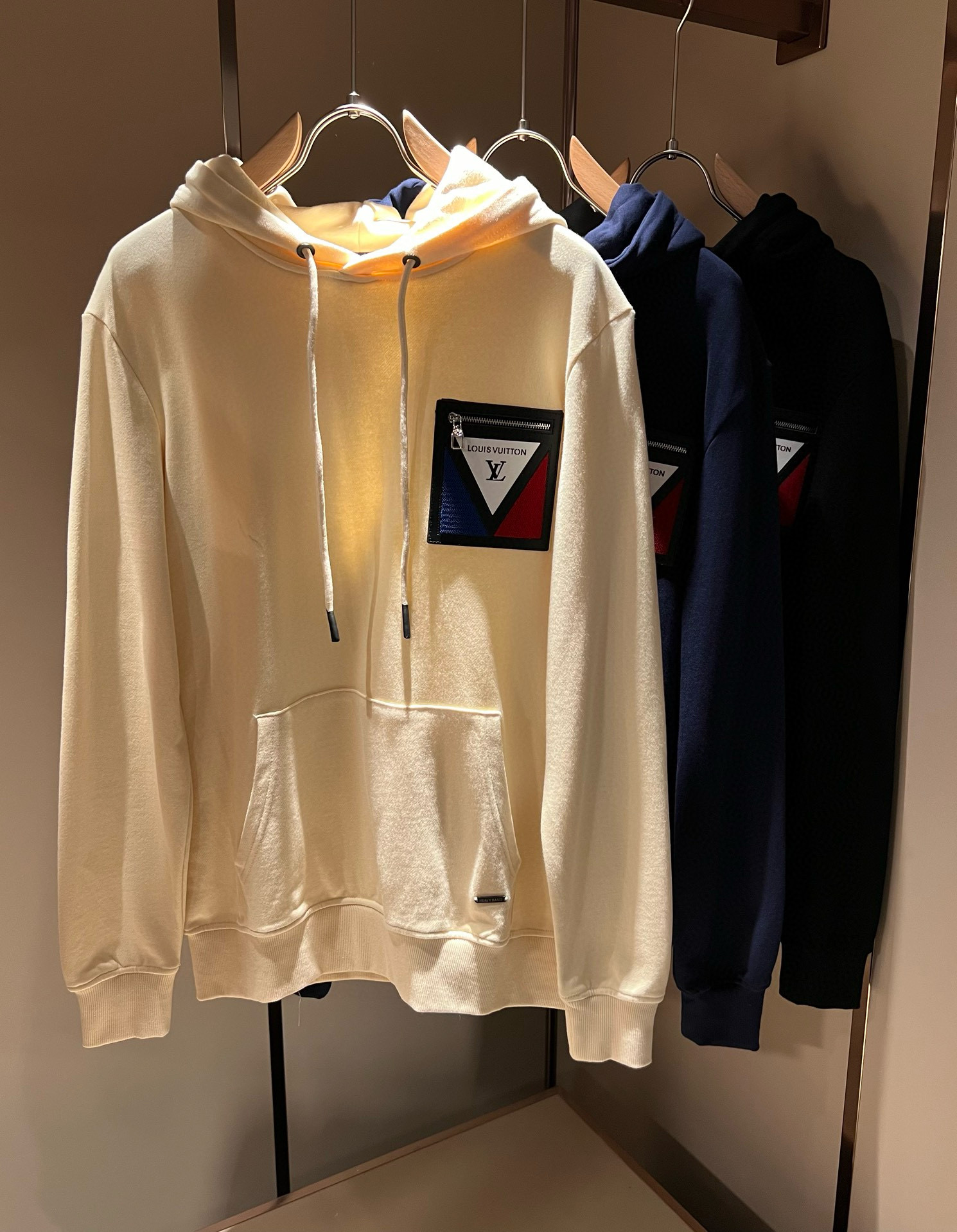 NO:601680,LouisVuitt* Louis*den's new autumn and winter series of items are online, a very fashionable and avant-garde long-sleeved hooded sweatshirt for men and women, with logo leather pattern design!  It is different from the past and declares the design concept that the brand has inherited for many years!  Its eye-catching appeal is no less than any classic style, perfectly presenting the sense of fashion, high-end and luxury to the world!  Made of imported cotton material supplied by customers, selected high-quality pure cotton fabric, soft and skin-friendly and delicate, the actual product will definitely exceed your imagination, and it will be used to the extreme!  Size M-4XL,,louis vuitton,louis vuitton,hoodie,sweatshirts,hats,alexander wang19860909LouisVuitt*路易*登 秋冬全新系列单品上线,非常时髦前卫的一款男女同款长袖连帽卫衣,标识logo皮革图案设计！区别于以往的不同,宣示品牌传承多年的设计理念！其吸睛度完全不亚于任何经典款式,将时髦高级感与奢华感完美呈现在世人眼前！客供进口全棉材质制成,精选优质纯棉面料,触感软糯亲肤细腻,实物到手绝对超乎你的想象,发挥到了极致！尺码M-4XL,,louis vuitton,louis vuitton,hoodie,sweatshirts,hats,alexander wang,Men's clothing