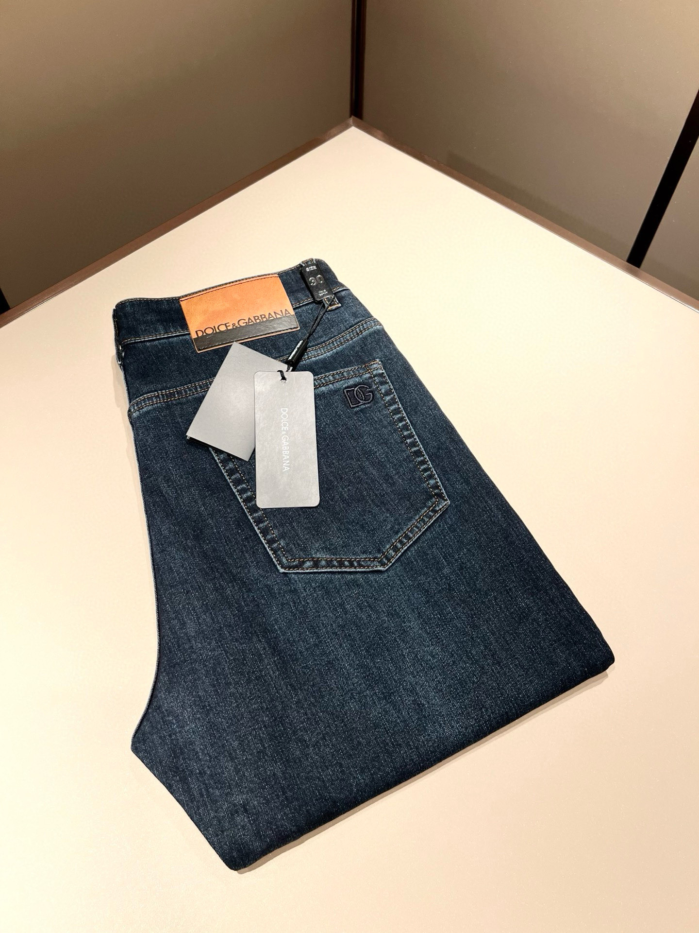 NO:601664,Dolce & Dolce&GABB*NA's new jeans for autumn and winter. The washed treatment is naturally not easy to deform and discolor, and the three-dimensional tailoring is perfect for shaping. The fabric is comfortable, soft and can be matched casually. Comfort represents its interpretation of fashion and leisure. It is DG's consistent style. Every detail reflects the brand's pursuit of quality, with a bit of a hedonist. It pays great attention to details, likes everything that is not formulaic, and pursues freedom. Dolce & Gabbana (DOLCE&GABB*NA)  His style is very unique. At the beginning of his business, he insisted on making his own plates and designing logos and waistband designs!  It was quite unique for the fashion world that was very particular about ostentation at that time. Sizes 29-40, Dolce&Gabbana, Dolce&Gabbana, jeans, alexander wang19860909Dolce & 杜嘉*纳 秋冬新品牛仔裤,水洗处理自然不易变形脱色、立体剪裁完美塑形面料质舒适柔软随意搭配、舒适代表它对时尚休闲的诠释是DG一贯作风细节处体现这个品牌对品质的追求,带点享乐主义者的味道,非常注重细节,喜欢一切非公式化的东西,追求自由杜嘉班纳 (DOLCE&GABB*NA) 的作风非常独特,创业之初坚持自己制版、设计标识logo腰牌设计！对于当时讲究排场的时装界,是相当独树一格的.尺码29-40,,Dolce&Gabbana,Dolce&Gabbana,jeans,alexander wang,Men's clothing