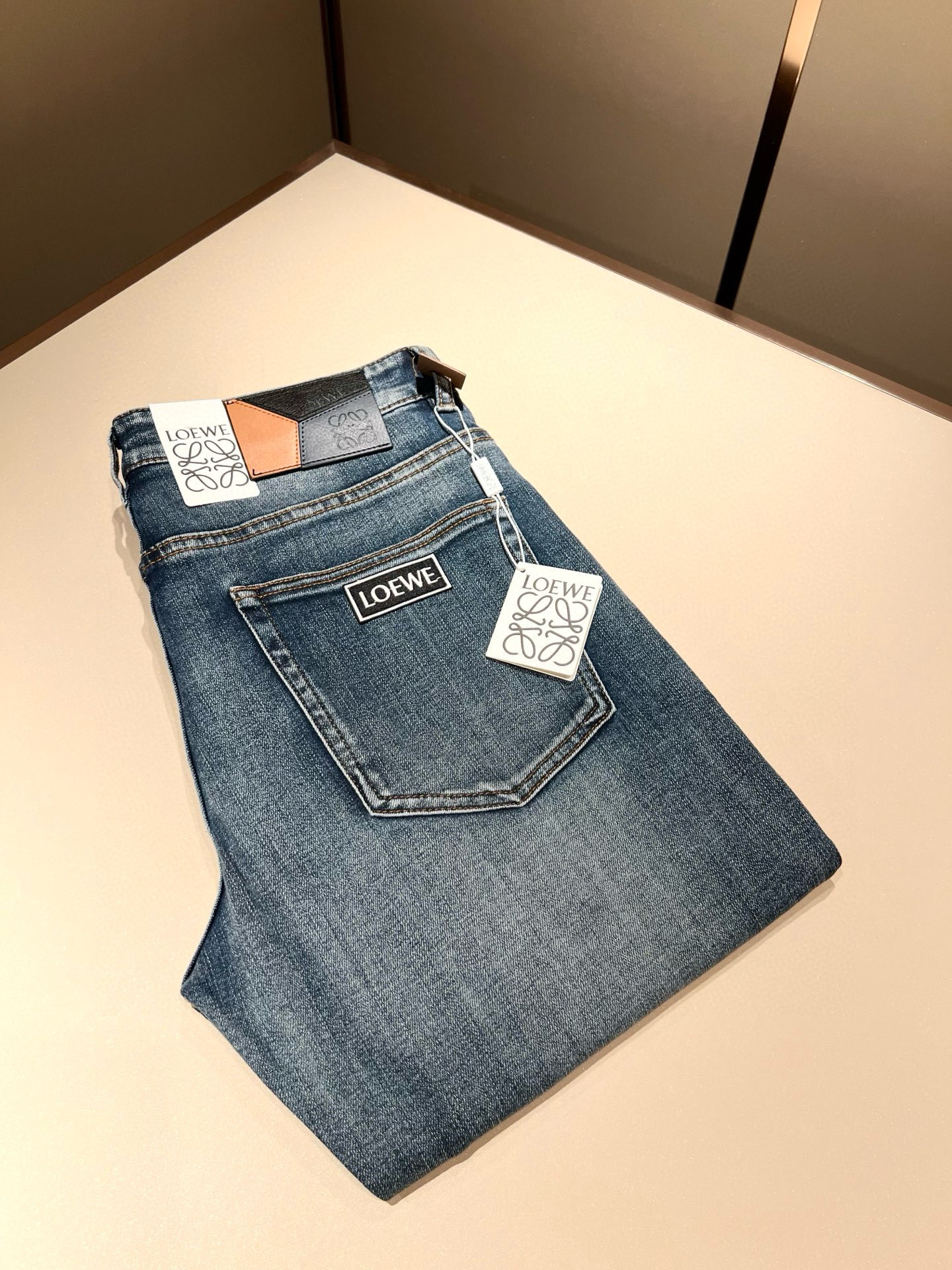 NO:601670,LO*WE/Luo*wei's new autumn and winter men's fashion high-end casual pants, Hong Kong channel goods, original Japanese factory, pure blood quality, perfect continuation of the essence and genes of the LOE* family, from the main fabric to the detailed craftsmanship, all demonstrate the ingenuity of quality, use multiple brand elements to interpret, select precious cowhide material to construct the logo waist brand leather design!  A soulful expression of identity!  We provide customers with high-grade imported pure cotton fabrics, very high-end and fashionable detailed craftsmanship, and the red ear cloth is made by a specific antique loom. This element represents the identity and rank of the jeans, which is worth savoring!  It is invincible in terms of matching, interpreting the versatility in place, paying attention to the details, all the accessories are supplied by foreign merchants, the tailoring is fit and slim, and the upper body butt lifting effect is excellent. It is a styling item that can only be found but not sought after!  Size 30 -40,,loewe,jeans,cowhide,alexander wang19860909LO*WE/罗*威秋冬新品男士时装款高端休闲裤,香港洋行渠道货,日本原厂出品,纯血统品质,完美延续了LOE*家的精髓与基因,从主体面料到细节工艺,无不彰显出品质的匠心所在,运用多个品牌元素标识来诠释,选取矜贵的牛皮材质构建logo腰牌皮革设计！属于灵魂式的身份彰显！客供高级进口的纯棉面料,非常高级且时髦的细节工艺,赤耳布是由特定古董织布机完成,此元素代表着牛仔裤的身份及段位,非常值得细品悦人！在搭配上所向无敌,把百搭阐释到位,细节匠心考究,辅料皆为外商客供,剪裁合体修身,上身提臀效果绝佳,可遇而不可求的造型单品！尺码30 -40,,loewe,jeans,cowhide,alexander wang,Men's clothing