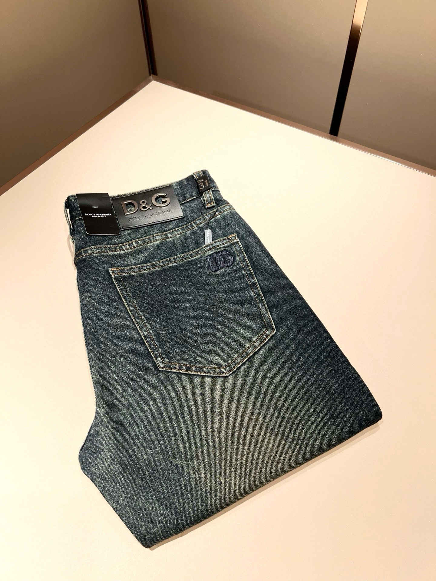 NO:601673,Dolce & Dolce&GABB*NA's new jeans for autumn and winter. The washed treatment is naturally not easy to deform and discolor, and the three-dimensional tailoring is perfect for shaping. The fabric is comfortable, soft and can be matched casually. Comfort represents its interpretation of fashion and leisure. It is DG's consistent style. Every detail reflects the brand's pursuit of quality, with a bit of a hedonist. It pays great attention to details, likes everything that is not formulaic, and pursues freedom. Dolce & Gabbana (DOLCE&GABB*NA)  His style is very unique. At the beginning of his business, he insisted on making his own plates and designing logos and waistband designs!  It was quite unique for the fashion world that was very particular about ostentation at that time. Sizes 29-40, Dolce&Gabbana, Dolce&Gabbana, jeans, alexander wang19860909Dolce & 杜嘉*纳 秋冬新品牛仔裤,水洗处理自然不易变形脱色、立体剪裁完美塑形面料质舒适柔软随意搭配、舒适代表它对时尚休闲的诠释是DG一贯作风细节处体现这个品牌对品质的追求,带点享乐主义者的味道,非常注重细节,喜欢一切非公式化的东西,追求自由杜嘉班纳 (DOLCE&GABB*NA) 的作风非常独特,创业之初坚持自己制版、设计标识logo腰牌设计！对于当时讲究排场的时装界,是相当独树一格的.尺码29-40,,Dolce&Gabbana,Dolce&Gabbana,jeans,alexander wang,Men's clothing