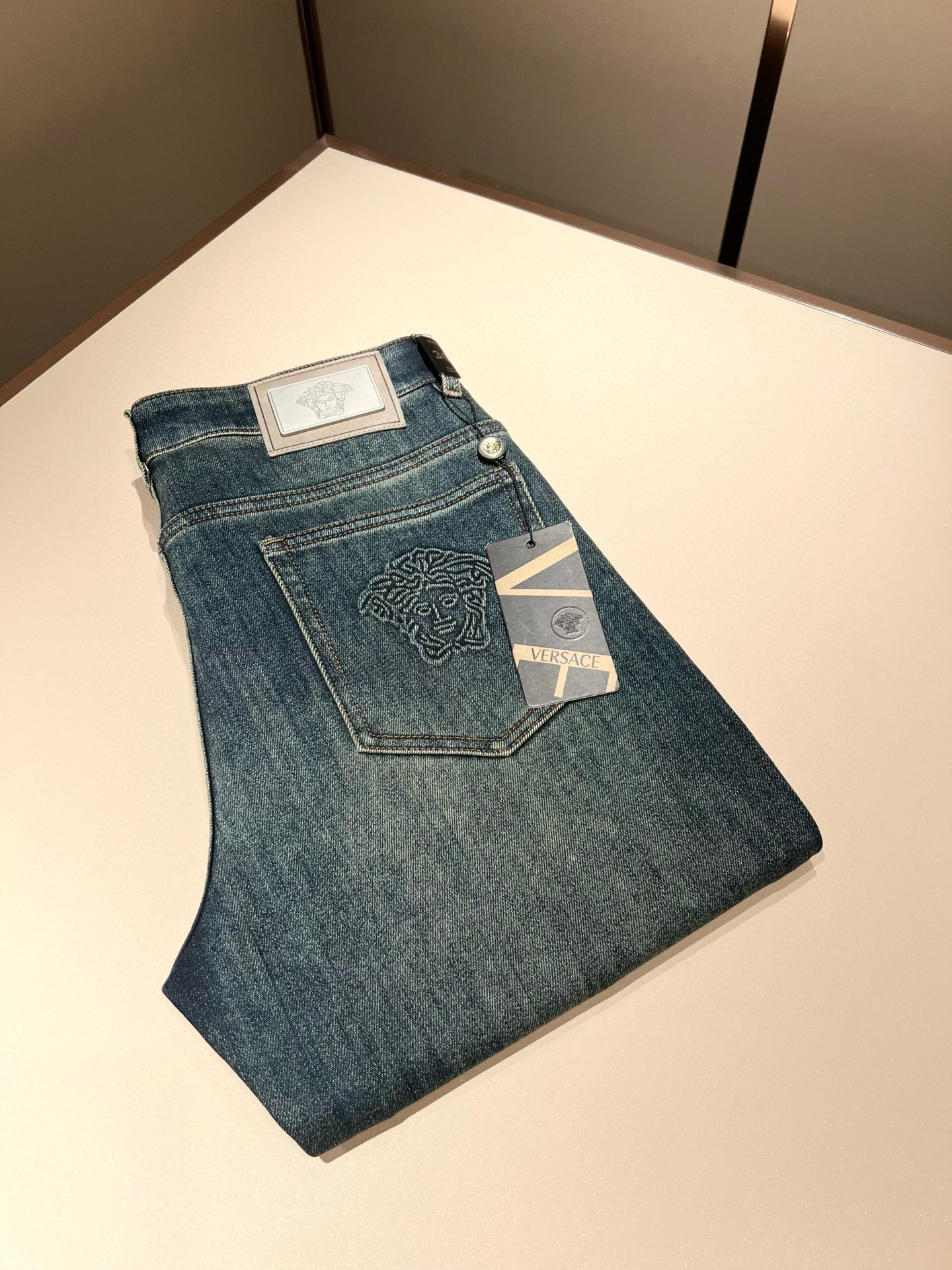 NO:601685,Versa*e Fan*zhe's new fall and winter classic men's casual jeans, produced by OEMs, exported to European and American orders, and released simultaneously at official counters!  !  Turkish denim supplied by customers, soft texture, comfortable to wear, the fabric has been washed and polished by heavy industry, showing personality and more fashionable. Medusa head logo waistband design!  Pocket brand logo embroidery design!  Show your individual and uninhibited modern attitude. Highlight the brand’s recognition!  The details are perfect, the small straight leg, the natural slim fit, the upper body effect is particularly good, a really difficult pair of jeans!  !  Size 30-40,,versace,jeans,alexander wang19860909Versa*e范*哲 秋冬新款经典男士休闲牛仔裤、代工厂出品,出口欧美订单,官柜同步发售！！客供土耳其牛仔布、质地柔软、穿着舒适,面料经重工洗水打磨、呈现个性更时尚.美杜莎头像logo腰牌设计！口袋品牌logo刺绣设计！彰显个性不羁的摩登态度.突出品牌的辨识度！细节做工完美,小直筒、自然修身版型,上身效果特别棒,真正难的一款牛仔裤！！尺码30-40,,versace,jeans,alexander wang,Men's clothing