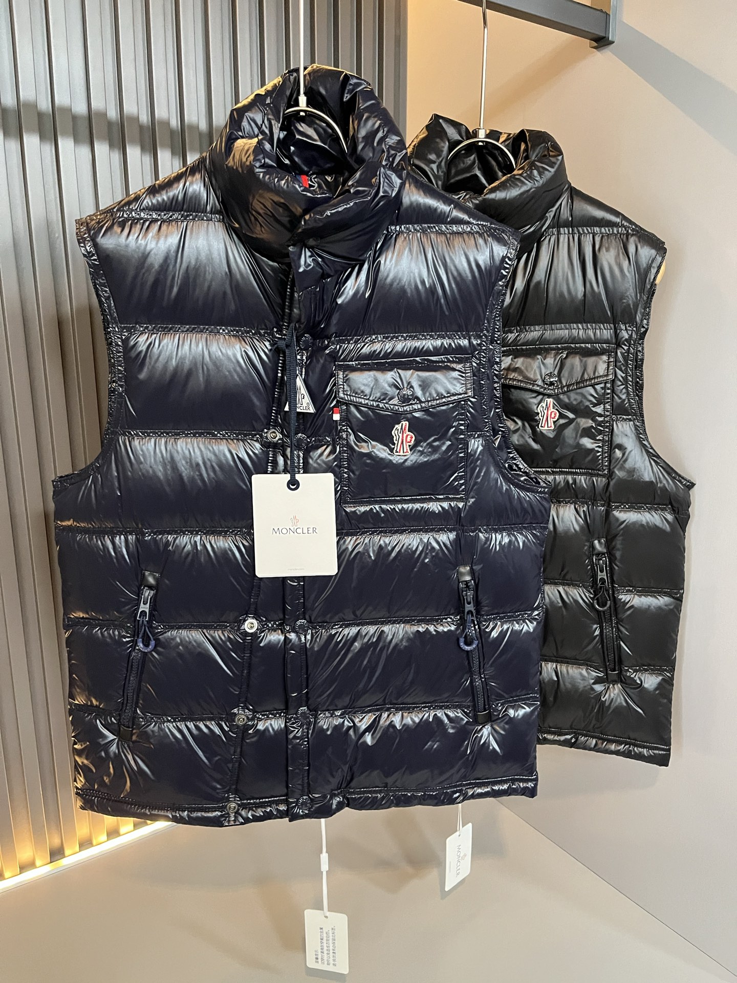 NO:601662,Mon*ler's new fall and winter men's and women's down vest jackets!  The final model of the year is unveiled...a classic model that combines craftsmanship and craftsmanship. High-fashion fashion charm, high-quality appearance. Designed with high-end polyester fiber fabrics for customers. The texture and feel are undoubtedly superior. The matte black shows natural color, soft and comfortable, and has excellent breathability and velvet locking. Simple and rich  It has unique charm. European standard DIST90 white goose down is used as filling, proportional matching, the fluffiness and texture can reach the feeling of falling into the hand, light and warm without odor. Fashionable... Customer-engraved brand metal snaps and double-ended zipper opening and closing highlight the neat temperament, sleeves logo design!  The chest is embellished with embossed logo hardware accessories!  The three-dimensional craftsmanship and texture are achieved. The creator of new punctuation. Sizes 1-6, Moncler, jackets & coats, down jacket, alexander wang19860909Mon*ler蒙口 秋冬新款男女同款羽绒马甲夹克 ！年度的压轴款登场...匠心技艺于一身的经典款.高时尚的时装韵味,颜值高配款.客供高端聚脂纤维面料设计,质感及手感毋庸置疑的优越,哑光黑呈现自然色泽,柔软舒适,透气锁绒性极佳.简洁而富有独特魅力.欧标DIST90白鹅绒做为填充,比例性搭配,蓬松感和质感达到坠手的感觉,轻盈保暖无异味.时尚玩转...客供镌刻品牌金属按扣及双头拉链开合彰显利落的气质感,袖子logo设计！胸口点缀浮雕式logo五金辅料！立体工艺质感达到.新式标点的缔造者.尺码1-6 码,,Moncler,jackets & coats,down jacket,alexander wang,Men's clothing