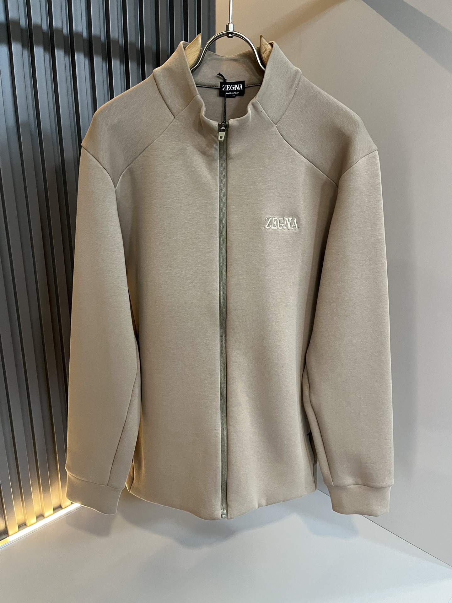 NO:601650,Ermenegildo Zeg*a's new autumn and winter men's casual sweatshirts, the final channel goods have appeared!  !  Simultaneous sales at the counter!  It is no exaggeration to say that these trousers are products from the original OEM channel, not bragging about the original OEM. They are completely products from the domestic garment OEM officially authorized by Ermenegildo Zegna!  Therefore, the quantity and size ratio are extremely scarce, so you will earn money if you grab it!  The best pants for fall and winter are officially revealed!  !  !  !  !  !  Zegna products have always been one of the must-have accessories for successful business people!  The brand's high-end style and powerful aura are not easily surpassed by everyone. No matter which season the style is, it is the standard of temperament!  However, the fabric pattern is between business casual and daily wear, so Zegna is the only one that specializes in men's business casual wear!  Whether you are wearing it for casual occasions or business occasions, this style can be matched just right. If you want to wear it, you must wear it well and be able to wear it with your own taste!  Pants that give yourself unlimited bonus points!  Size M-5XL,,zegna,hoodie,sweatshirts,alexander wang19860909Ermenegildo Zeg*a杰*亚 秋冬新款男士休闲卫衣,压轴的渠道货出现了！！柜台同步销售！ 毫不夸张的说,此款裤装是原厂代工渠道的货,并不是吹牛的原厂代工,完全是由杰尼亚官方授权的国内成衣代工厂出来的产品！所以数量跟尺码配比都极度紧缺,抢到就是赚到！秋冬最好的裤装正式揭幕！！！！！！Zegna的东西,从来都是成功商务人士的专属必备行头之一！品牌高级的格调以及自带强大的气场并不是所有人都能轻易凌驾的.无论哪季的款式都是都是气质标配！但是面料版型又介乎于商务休闲跟日常穿着之间,也就只有专注于男装商务休闲的杰尼亚了！不论您是休闲场合穿搭,或者商务场合此款都能搭配的恰到好处要穿,就必须穿好的,能穿出属于自己品味的！给自己无限加分的裤子！尺码M-5XL,,zegna,hoodie,sweatshirts,alexander wang,Men's clothing