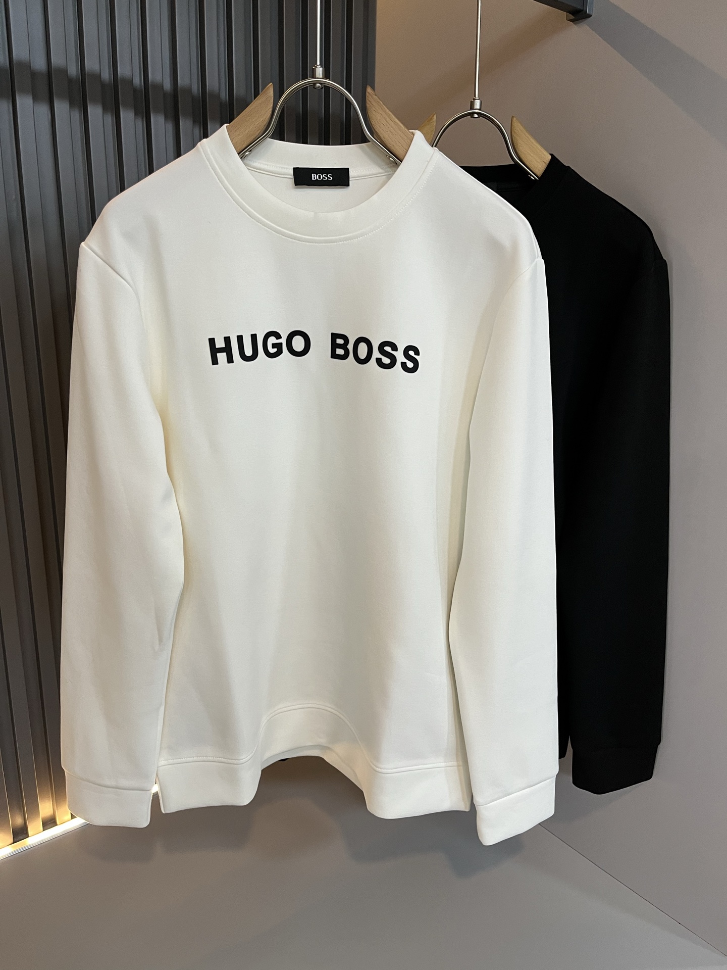 NO:601648,[Wear up to 240 pounds] BOSS new autumn and winter long-sleeved sweatshirts for men and women, original order channel from Italy, very personalized and high-end style, logo and pattern laminated design!  Pure cotton short-sleeved T-shirt for couples!  !  The latest popular fashion product has arrived. It is a simple and high-end fashion item. It is a fashion product with very high-end charm and is a must-have item for fashion trends!  Italian original factory channel, special supply level order, released simultaneously by Hong Kong, Macao and Taiwan buyer stores. This model is also the latest popular product of Loewe family this year, and it is also the most classic product. Its specifications and quality are beyond doubt!  !  The selection is extremely diverse. It goes without saying that this style has that fresh and natural feeling, which highlights the brand's charm and high-end sense. The texture of this style is very good, and the weight and color that can be felt by hand are even better on the skin. It is a full wearing enjoyment!  !  Size: M-6XL,,loewe,hoodie,sweatshirts,T-shirt,tees,t-shirt,alexander wang19860909【最大穿240斤】BOSS 秋冬新款男女同款长袖卫衣,意大利原厂订单渠道,极具个性高级风,标志logo图案压胶工艺设计！情侣款纯棉短袖T恤！！最新时尚潮流人气产物驾到,又是一款简约高级的时尚单品,穿搭魅力十分高级不俗的时尚产物 ,时尚潮流必备单品！意大利原厂渠道,特供级别订单,同步港澳台买手店发布,此款也是罗意威家今年的最新人气产物,也是最经典的产物,其规格跟档次更是毋庸置疑！！ 选择极具多样化,言而喻此款自然具备那种清新自然的感觉,彰显品牌魅力与高级感,此款的质感十分的到位,用手可以感知的重磅跟出彩亲肤程度更是上佳,十足的穿着享受！！尺码: M-6XL,,loewe,hoodie,sweatshirts,T-shirt,tees，t-shirt,alexander wang,Men's clothing