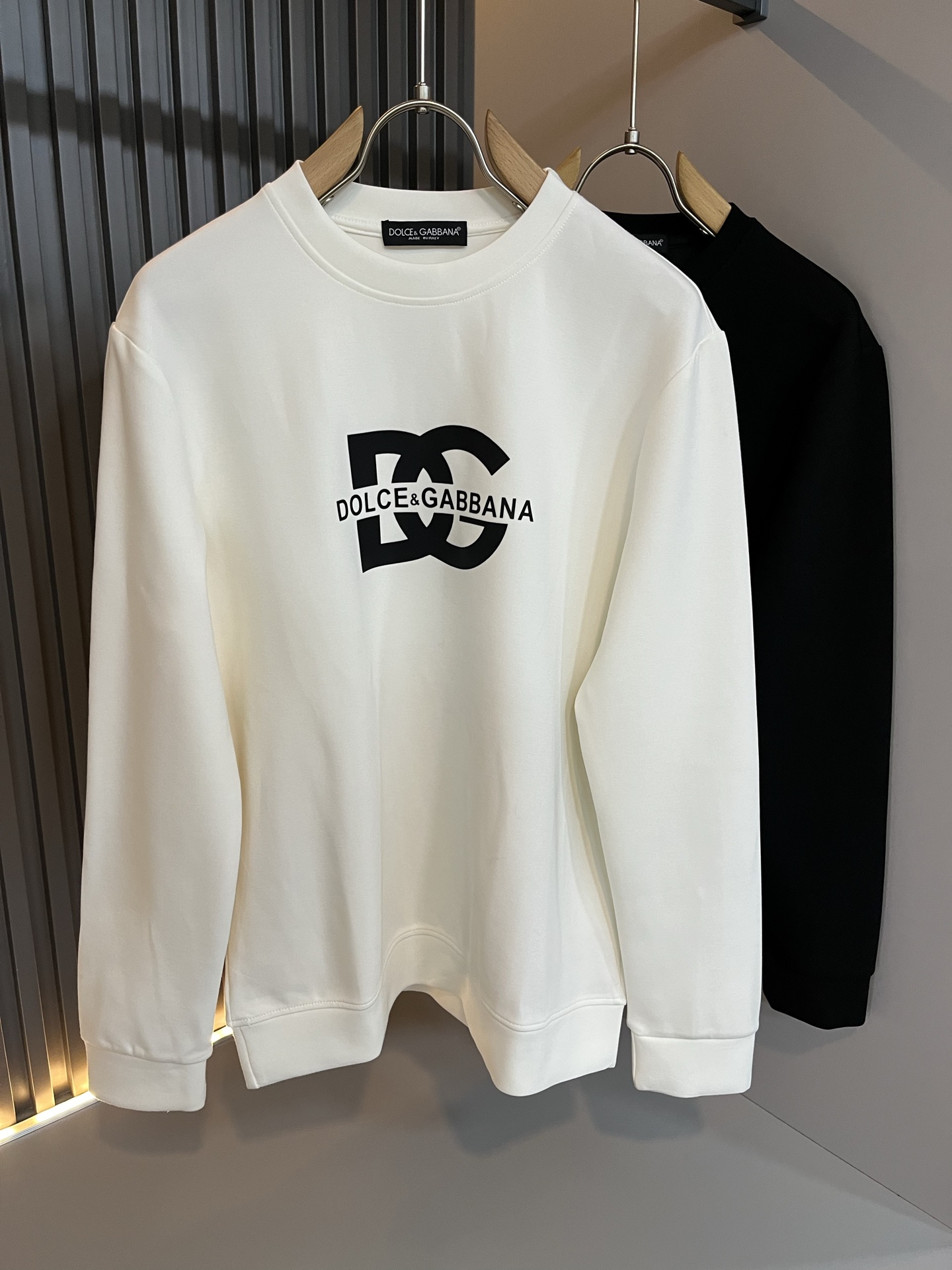 NO:601654,[Wear up to 240 pounds] Dolce&Gabba*a new autumn and winter long-sleeved sweatshirts for men and women, Italian original order channel, very personalized and high-end style, logo pattern laminated technology design!  Pure cotton sweatshirt for couples!  !  The latest popular fashion product has arrived. It is a simple and high-end fashion item. It is a fashion product with very high-end charm and is a must-have item for fashion trends!  Italian original factory channel, special supply level order, released simultaneously by Hong Kong, Macao and Taiwan buyer stores. This model is also the latest popular product of DG this year, and it is also the most classic product. Its specifications and grades are beyond doubt!  !  The selection is extremely diverse. It goes without saying that this style has that fresh and natural feeling, which highlights the brand's charm and high-end sense. The texture of this style is very good, and the weight and color that can be felt by hand are even better on the skin. It is a full wearing enjoyment!  !  Size: M-6XL,,Dolce&Gabbana,Dolce&Gabbana,gucci,hoodie,sweatshirts,alexander wang19860909【最大穿240斤】Dolce&Gabba*a 杜嘉*纳 秋冬新款男女同款长袖卫衣,意大利原厂订单渠道,极具个性高级风,标志logo图案压胶工艺设计！情侣款纯棉卫衣！！最新时尚潮流人气产物驾到,又是一款简约高级的时尚单品,穿搭魅力十分高级不俗的时尚产物 ,时尚潮流必备单品！意大利原厂渠道,特供级别订单,同步港澳台买手店发布,此款也是DG家今年的最新人气产物,也是最经典的产物,其规格跟档次更是毋庸置疑！！ 选择极具多样化,言而喻此款自然具备那种清新自然的感觉,彰显品牌魅力与高级感,此款的质感十分的到位,用手可以感知的重磅跟出彩亲肤程度更是上佳,十足的穿着享受！！尺码: M-6XL,,Dolce&Gabbana,Dolce&Gabbana,gucci,hoodie,sweatshirts,alexander wang,Men's clothing