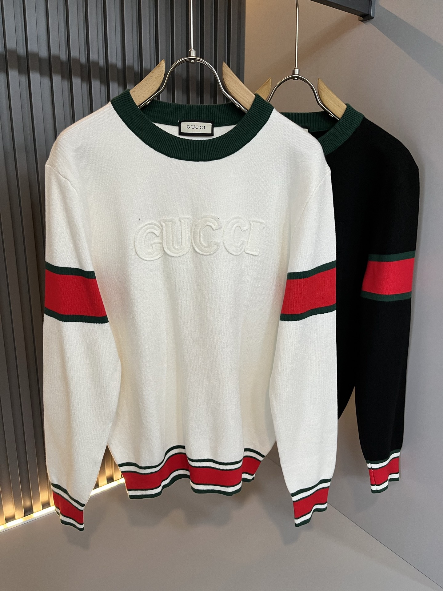 NO:601659,GUC*I Gujia's new autumn and winter new men's and women's knitted woolen sweaters with logo embroidery design on the chest!  Trading company channels are rare and available on the official website simultaneously!  G's autumn and winter series of couple sweaters are online, with classic color crochet designs!  This sweater is made of imported knitted wool!  The fabric feels thick and has a certain sense of weight. It has a soft and dense terry texture. It is breathable and skin-friendly and comfortable to wear. The color is beautiful, eye-catching and fashionable. The unique pattern will definitely make you stand out in the crowd!  Casual cut design!  The upper body effect is age-reducing and versatile, making it easy to wear in daily casual wear, and can be easily worn by both men and women!  Size M-3XL,,gucci,gucci,gucci,sweaters,alexander wang19860909GUC*I 古家 秋冬新款男女同款 针织羊毛衫,胸前标志logo刺绣设计！贸易公司渠道稀出,同步官网发售！G家秋冬系列情侣毛衣上线,设计经典配色钩织设计！此款毛衣甄选客供进口针织羊毛材质！面料手感偏厚实,有一定的自重感,柔软绵密的毛圈肌理,贴身穿着透气亲肤舒适,色彩靓丽、吸睛时髦度爆棚,与众不同的图案绝对可以让你在人群中出彩万分！休闲版型裁剪设计！上身效果减龄又百搭,轻松Get起日常休闲穿搭,男女皆可轻松驾驭！尺码M-3XL,,gucci,gucci,gucci,sweaters,alexander wang,Men's clothing