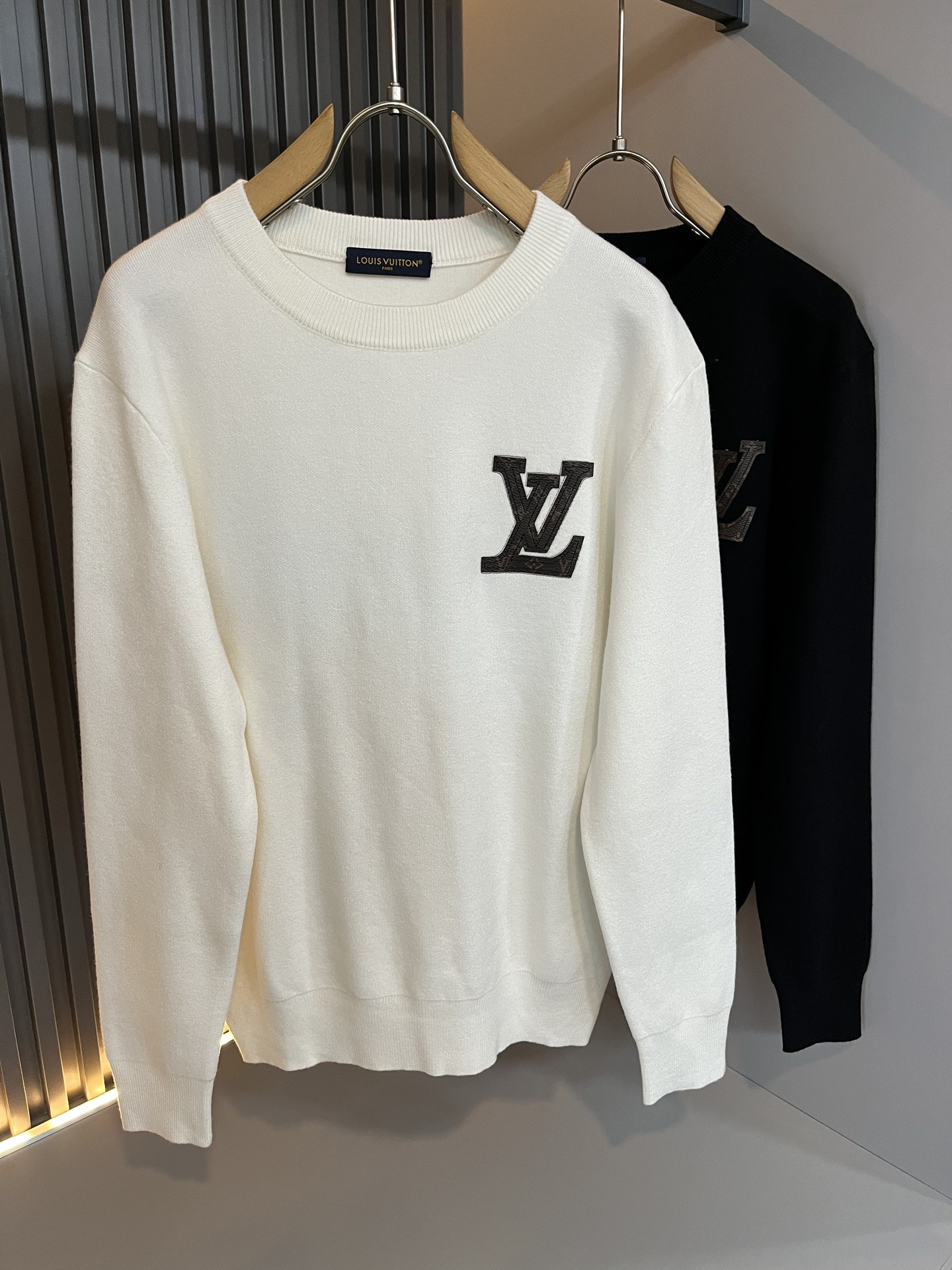 NO:601663,Louis Vuit*on autumn and winter Louis family light luxury knitted wool sweater!  Same decoration for men and women!  The new high-end brand of the Louis family, the details and quality are always so flawless, and the creative designs are endless. You can’t be considered a fashionista if you don’t buy a few pieces of Louis this autumn and winter. Leather design with embroidered logo pattern on the chest!  It is something that everyone loves. Made of top-quality wool blend, it is super soft and tough, and has excellent breathability. It comes from world-class trading OEM channels, and the quantity is extremely rare and sold out. It is a presbyopic item that is released every year by 'Donkey Brand'.  The body logo presents an unusual texture, clean and neat. This is the Louis family's unique skill and the latest craftsmanship of this season. The level of detail has reached the top, and the slim and three-dimensional tailoring is a unique design. It is a fusion of luxury and fashion!  Size M-3XL,,louis vuitton,louis vuitton,louis vuitton,alexander wang19860909Louis Vuit*on 秋冬路易家族轻奢针织羊毛衫！男女同款装饰！ 路易家族的新高端,细节品质永远的那么完美无瑕,创意设计层出不穷.今年秋冬季节没有入手几件路易你算不上时尚达人.胸前logo图案刺绣皮革设计！实属人见人爱的东西.顶级羊毛混纺打造,超级柔软且具有韧性,透气感也是绝佳.来自世界级贸易级别的代工厂渠道,数量极其稀少售完无补.“驴牌”每年都会出的老花单品,立体Logo呈现不一般的质感,干净俐落.这是路易家族的看家绝活也是本季度的最新工艺.细致化程度已经达到顶端了,修身立体剪裁的版型设计堪称一绝.属于奢华与时尚的融合！尺码M-3XL,,louis vuitton,louis vuitton,louis vuitton,alexander wang,Men's clothing